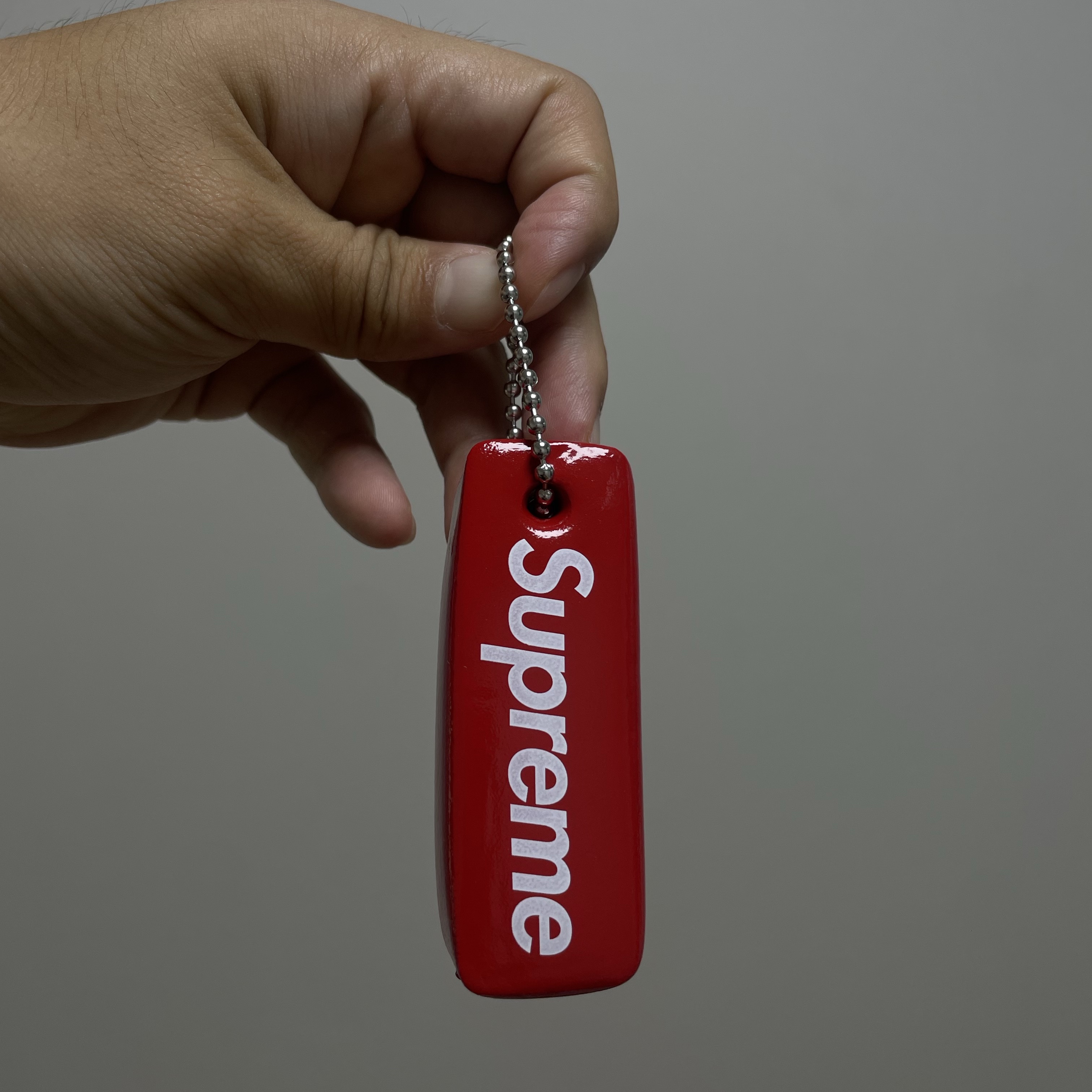 Supreme Floating Keychain Red - 23FW 착용 스타일