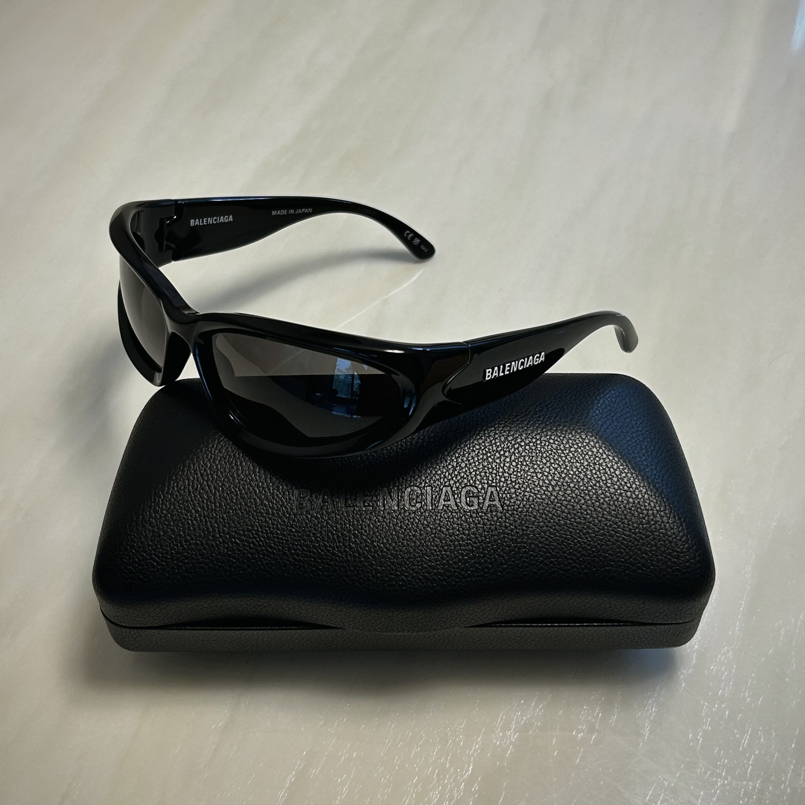 Balenciaga Swift Oval Sunglasses Black 착용 스타일
