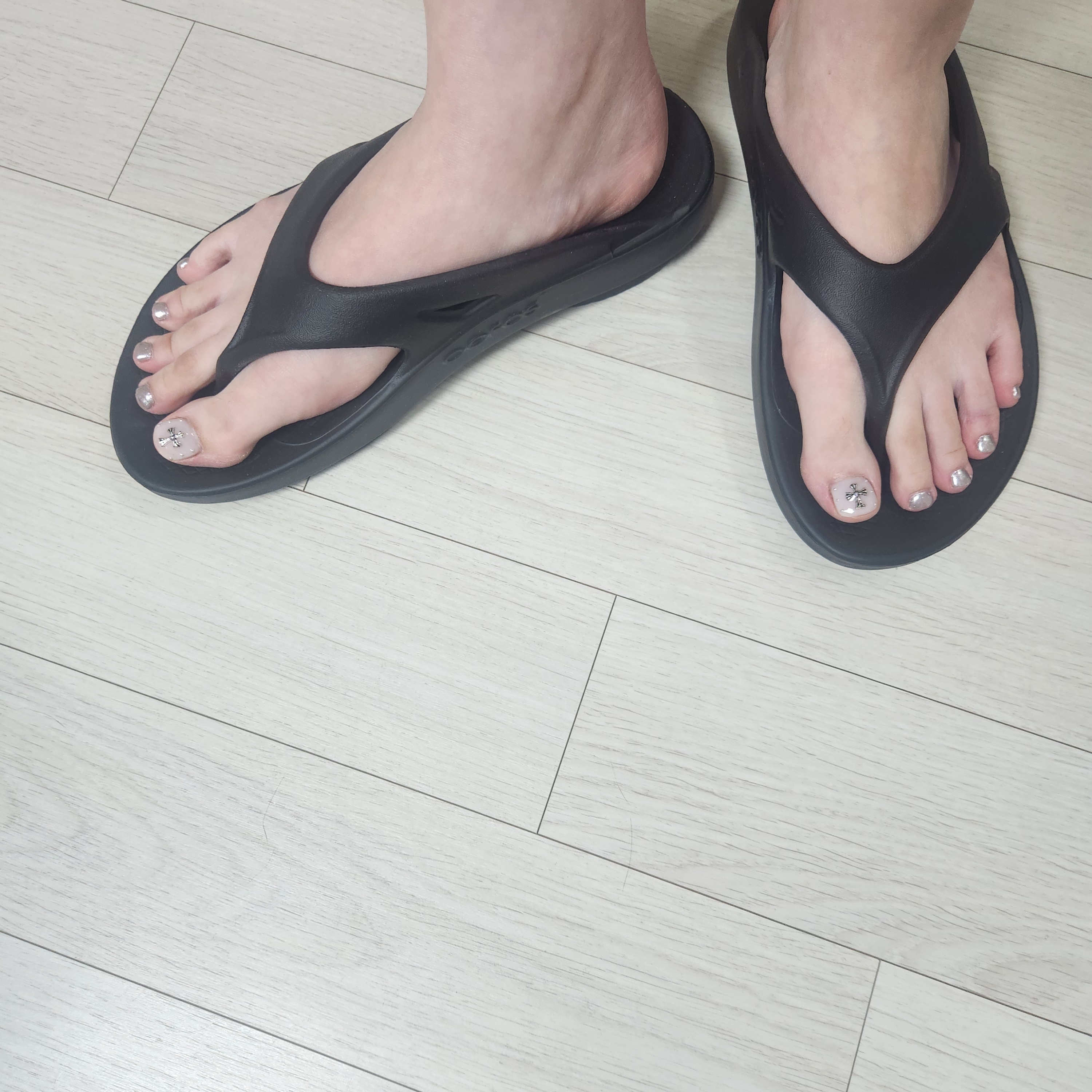 Oofos OOriginal Black 착용 스타일