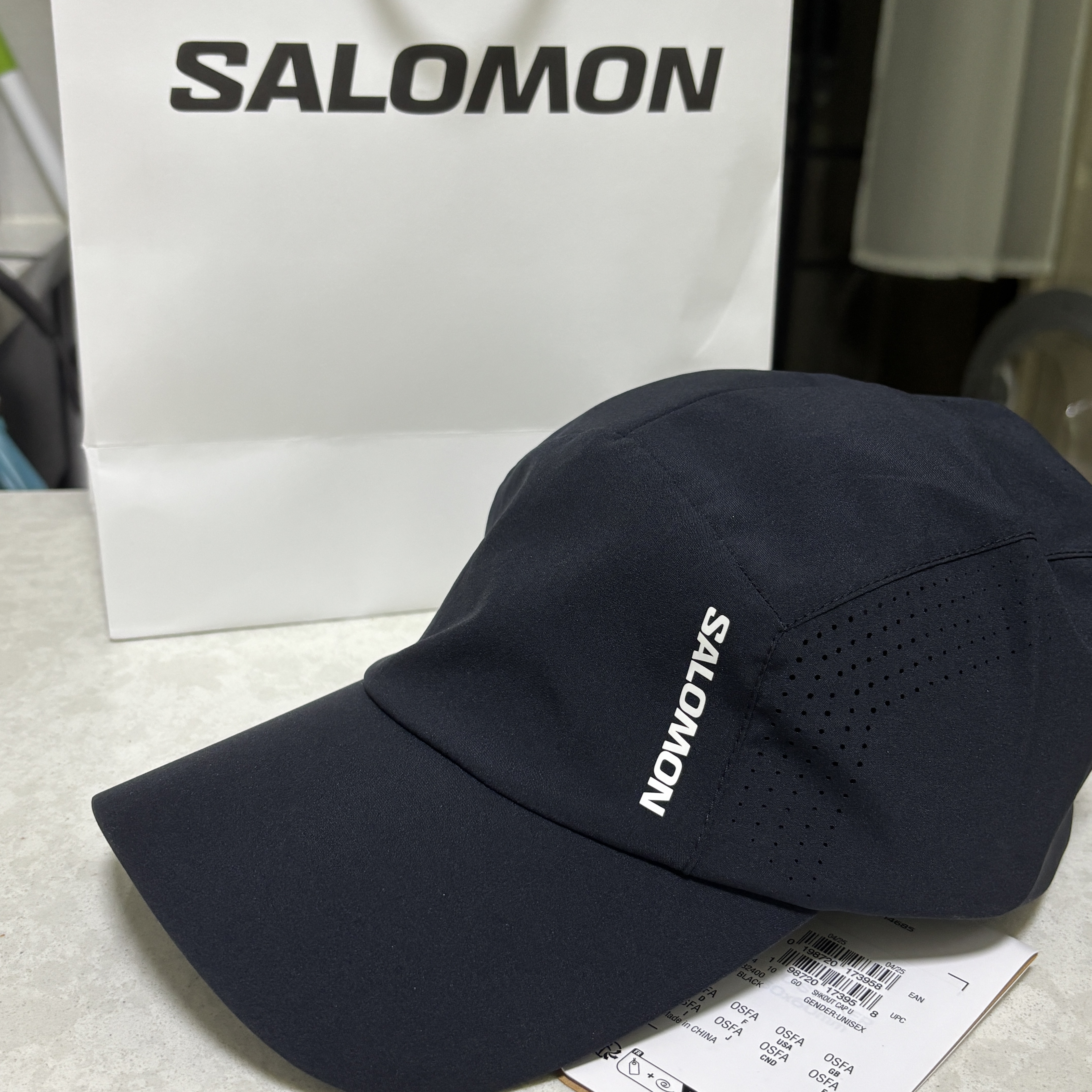 Salomon Shakeout Cap Deep Black 착용 스타일