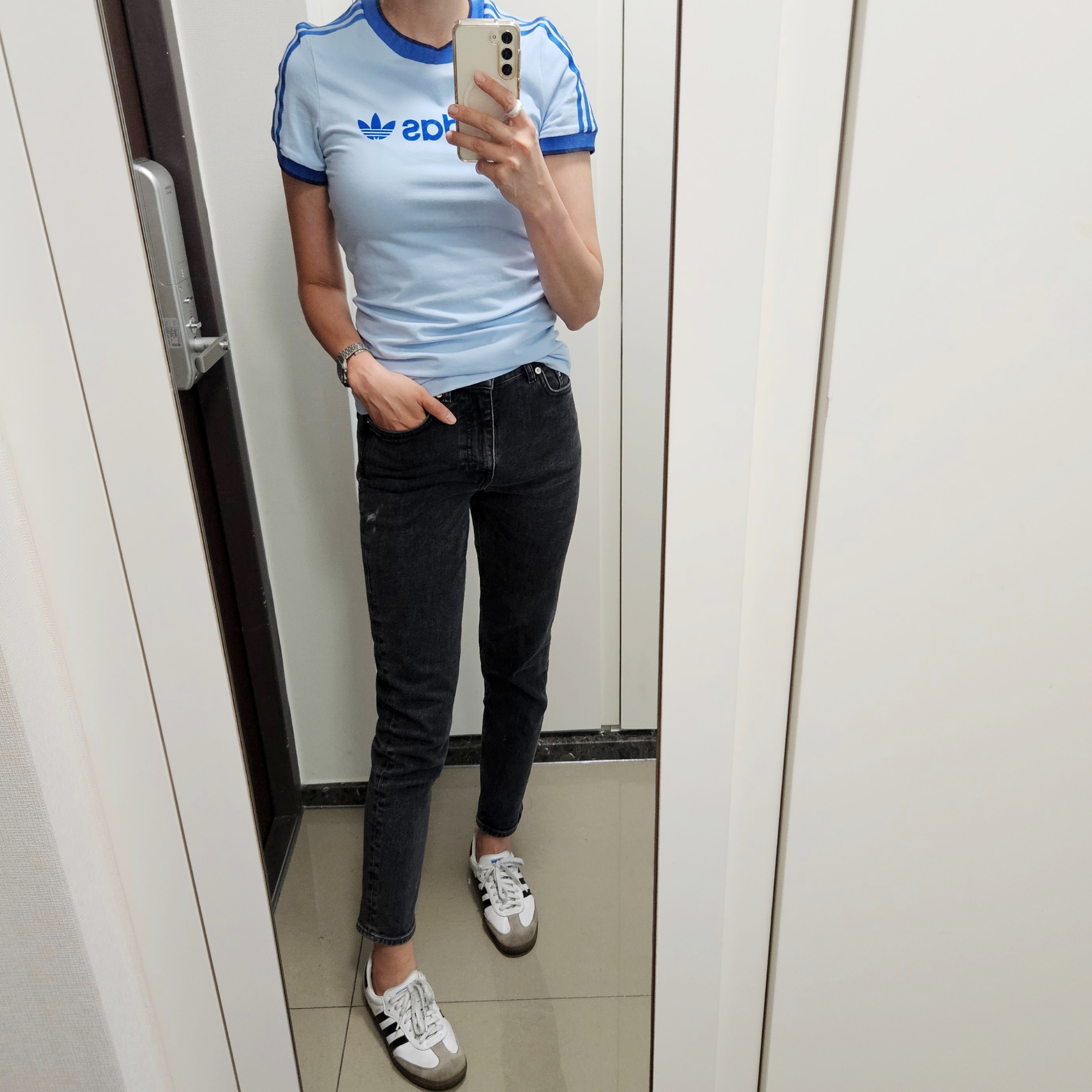 (W) Adidas Graphic Badge Slim 3S T-Shirt Clear Sky - US Sizing, Adidas Samba OG Cloud White 착용 스타일 - 2