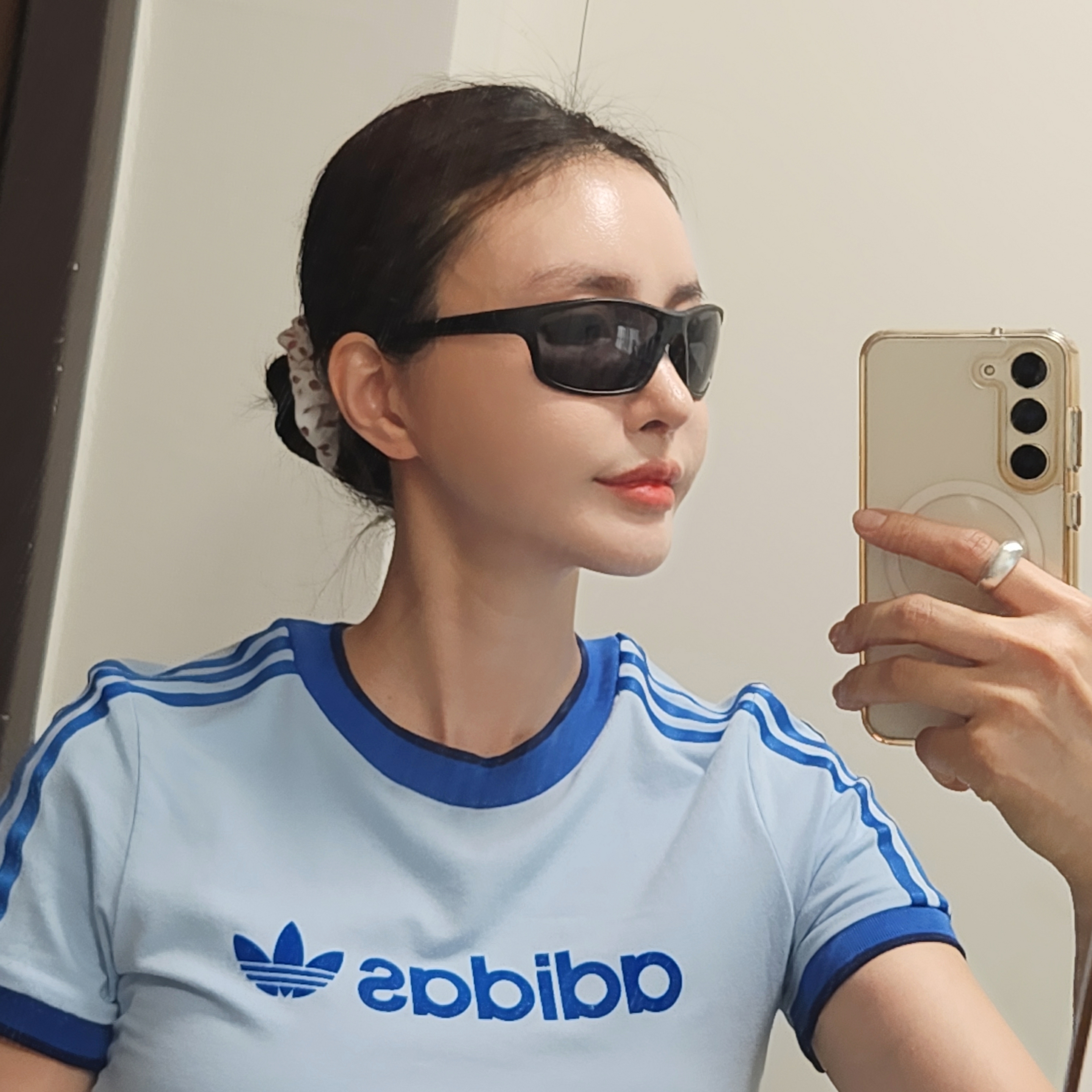 (W) Adidas Graphic Badge Slim 3S T-Shirt Clear Sky - US Sizing, Adidas Samba OG Cloud White 착용 스타일 - 5