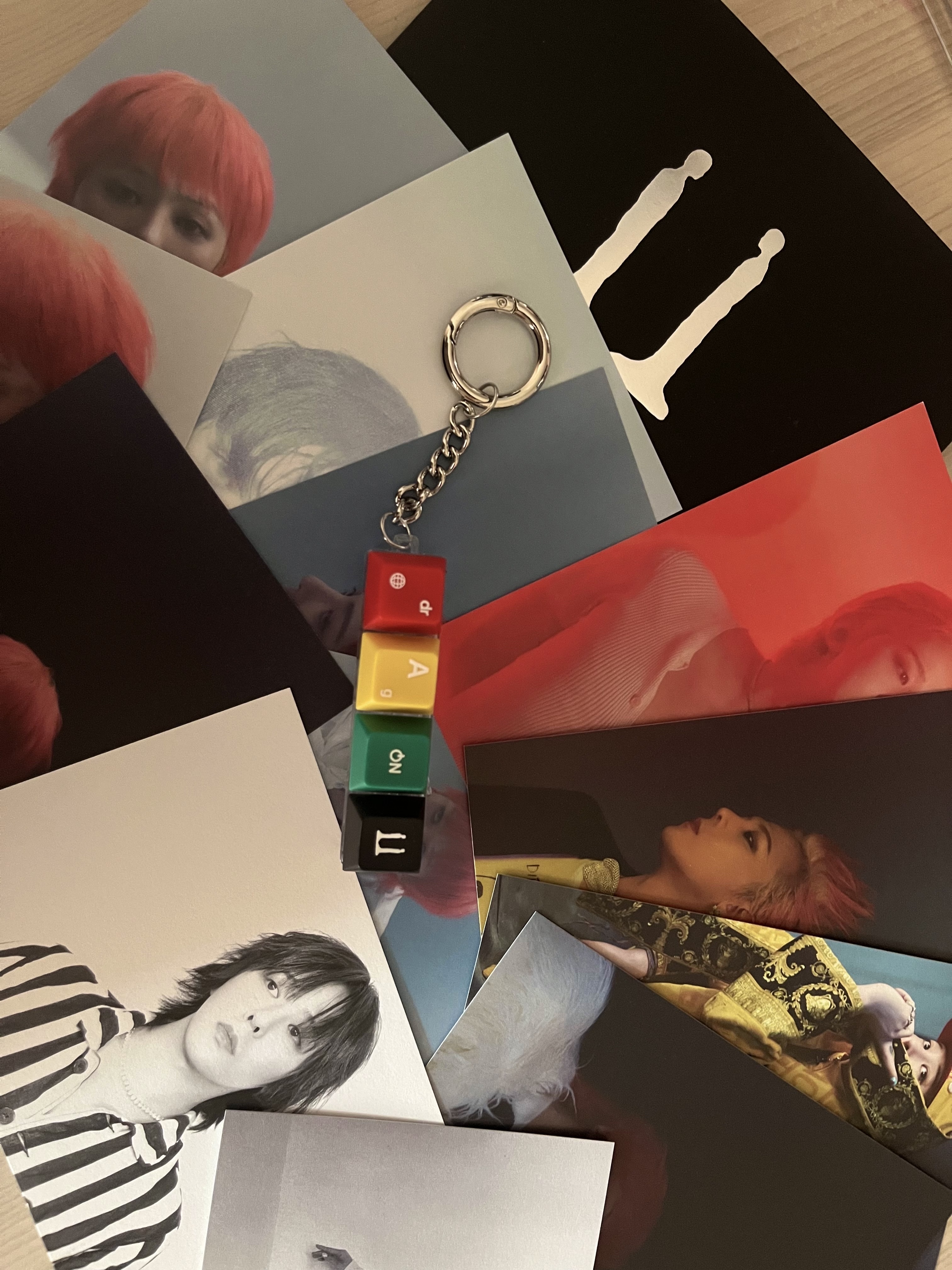 G-DRAGON Ubermensch Postcard Set (12ea), G-DRAGON Ubermensch Keycap Keyring 착용 스타일 - 2