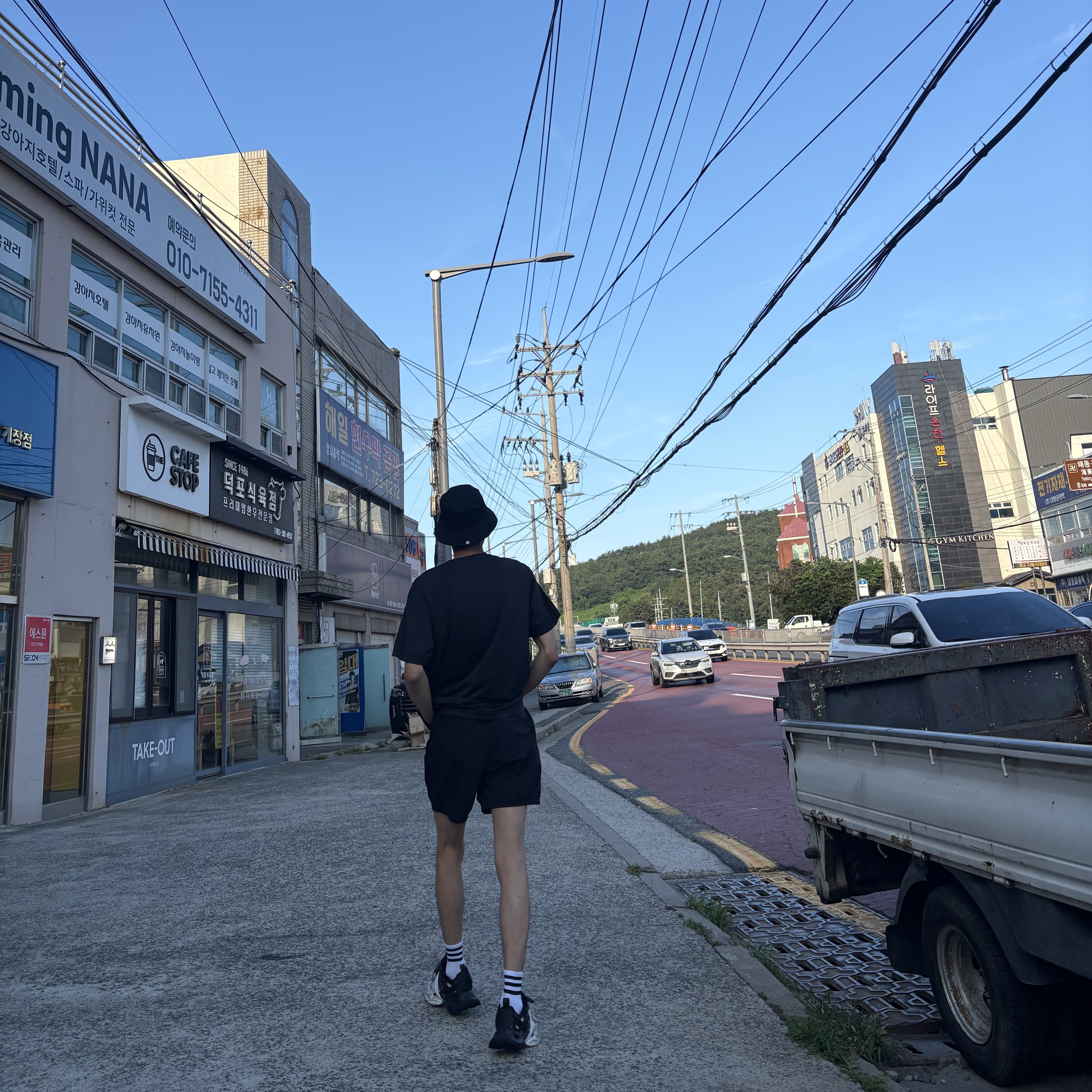 Adidas Vento XLG Runner Deluxe Sneakers White Black, Stone Island B100009 Nylon Metal in Econyl Pocket Details Regular Fit Swim Trunks Black - 25SS 착용 스타일