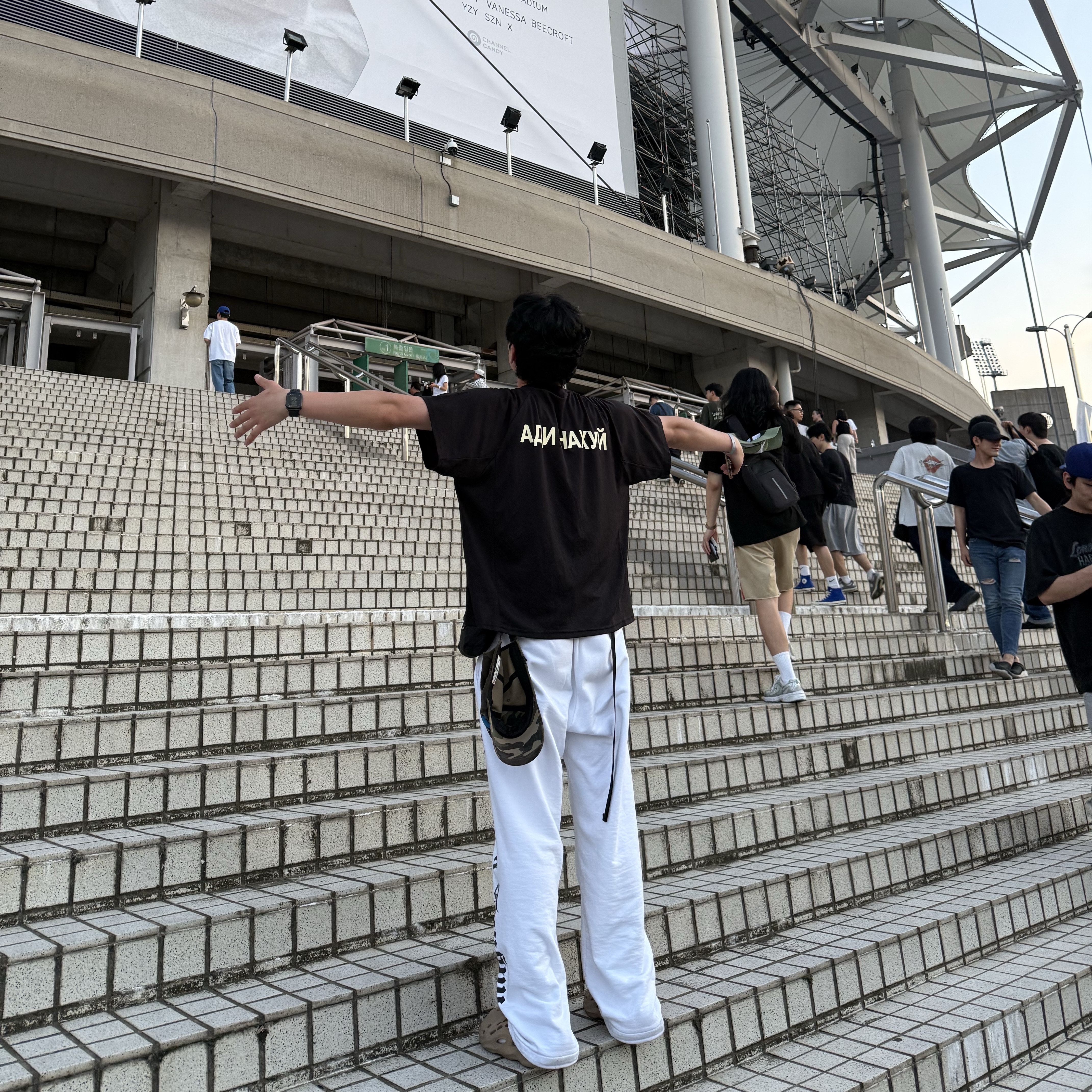 Yeezy x Gosha Rubchinskiy YZY Jersey Black, Yeezy x Gosha Rubchinskiy Tribune Herald SP-01 Pants White 착용 스타일 - 2