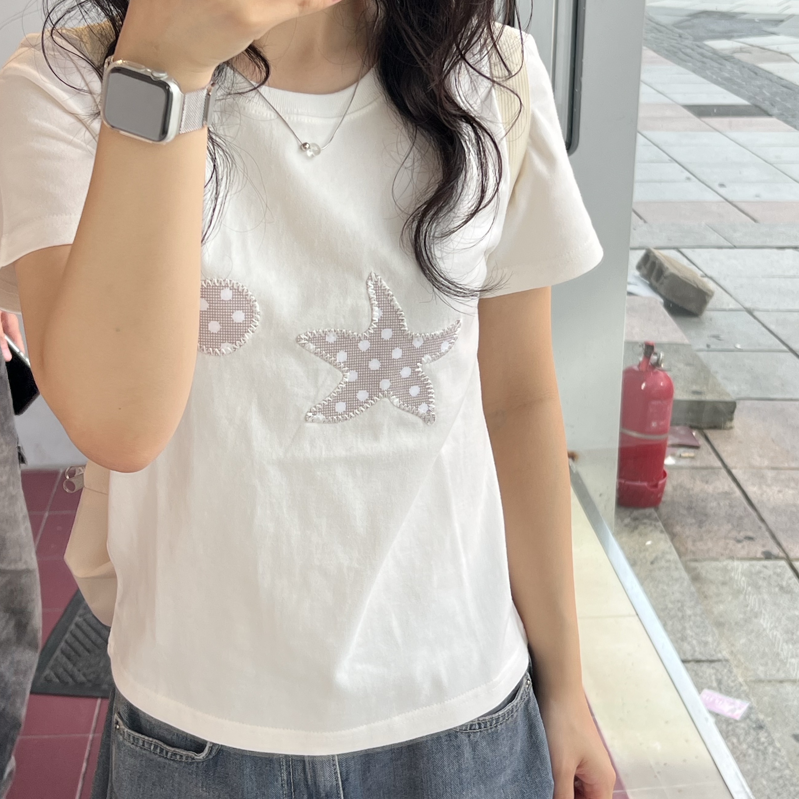 (W) The Coldest Moment TCM Starfish Dot Patch T-Shirt White, Jansport Half Pint Mini Backpack Soft Tan 착용 스타일 - 2