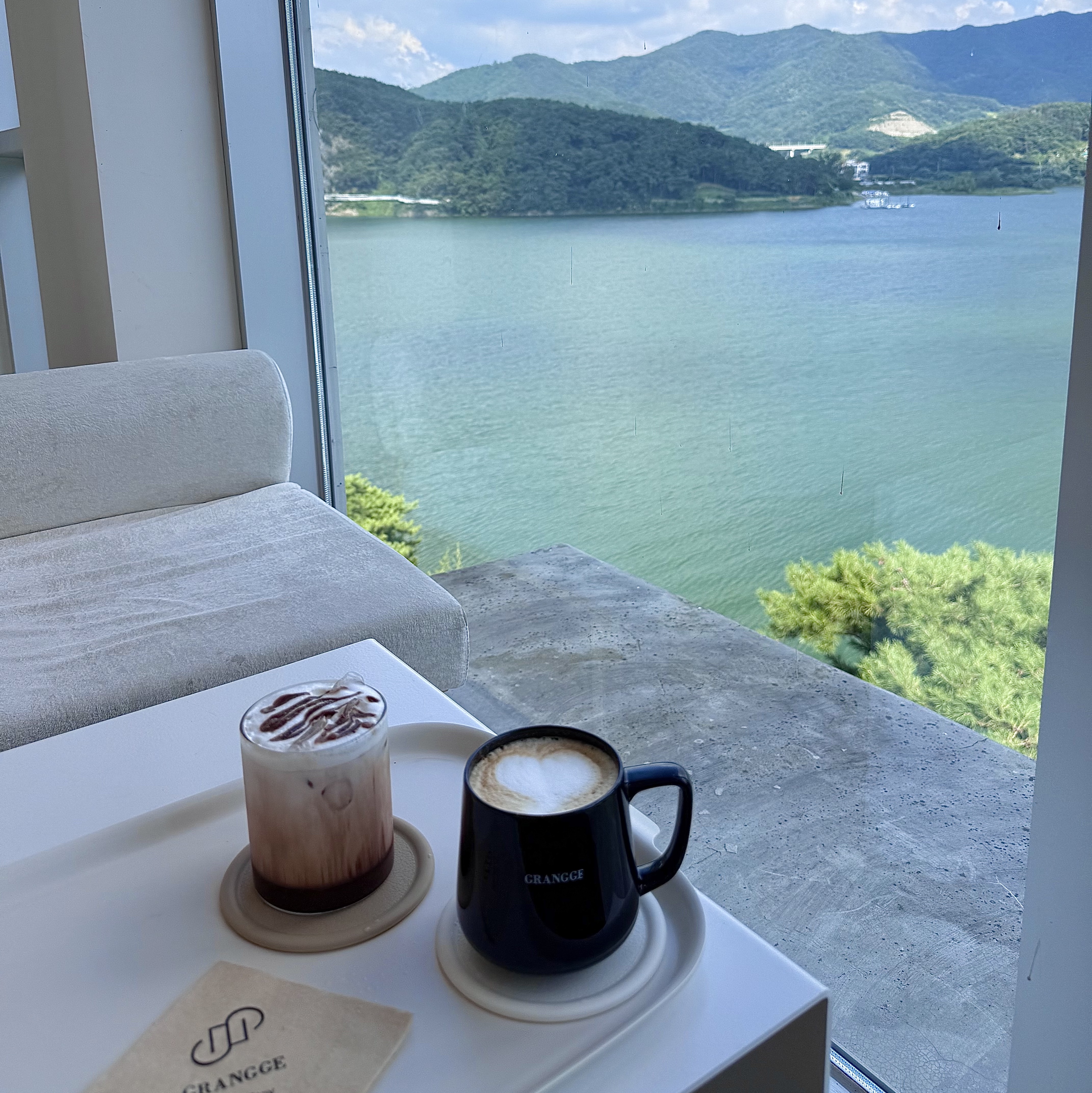 Jellycat Bashful Bunny Bag Charm Beige, Prada Re-Edition 2005 Re-Nylon Shoulder Bag Black 착용 스타일 - 3