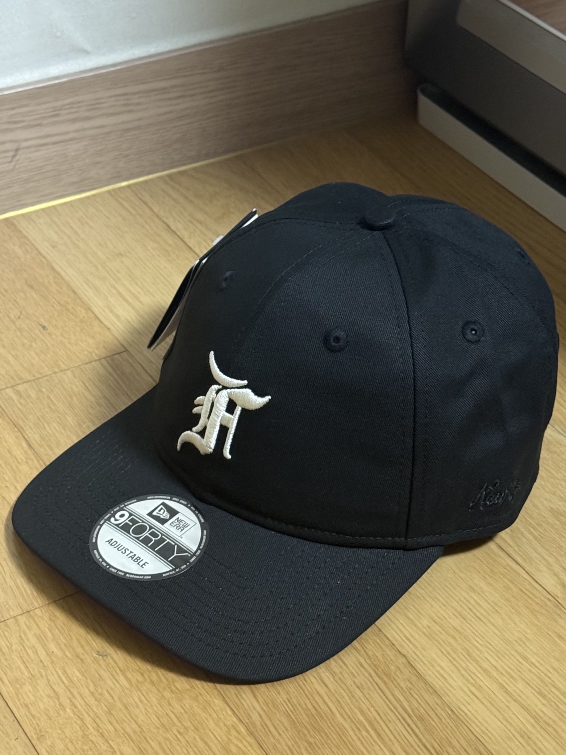 New Era x Fear of God 9forty Chicago White Sox Adjustable Cap Black 착용 스타일