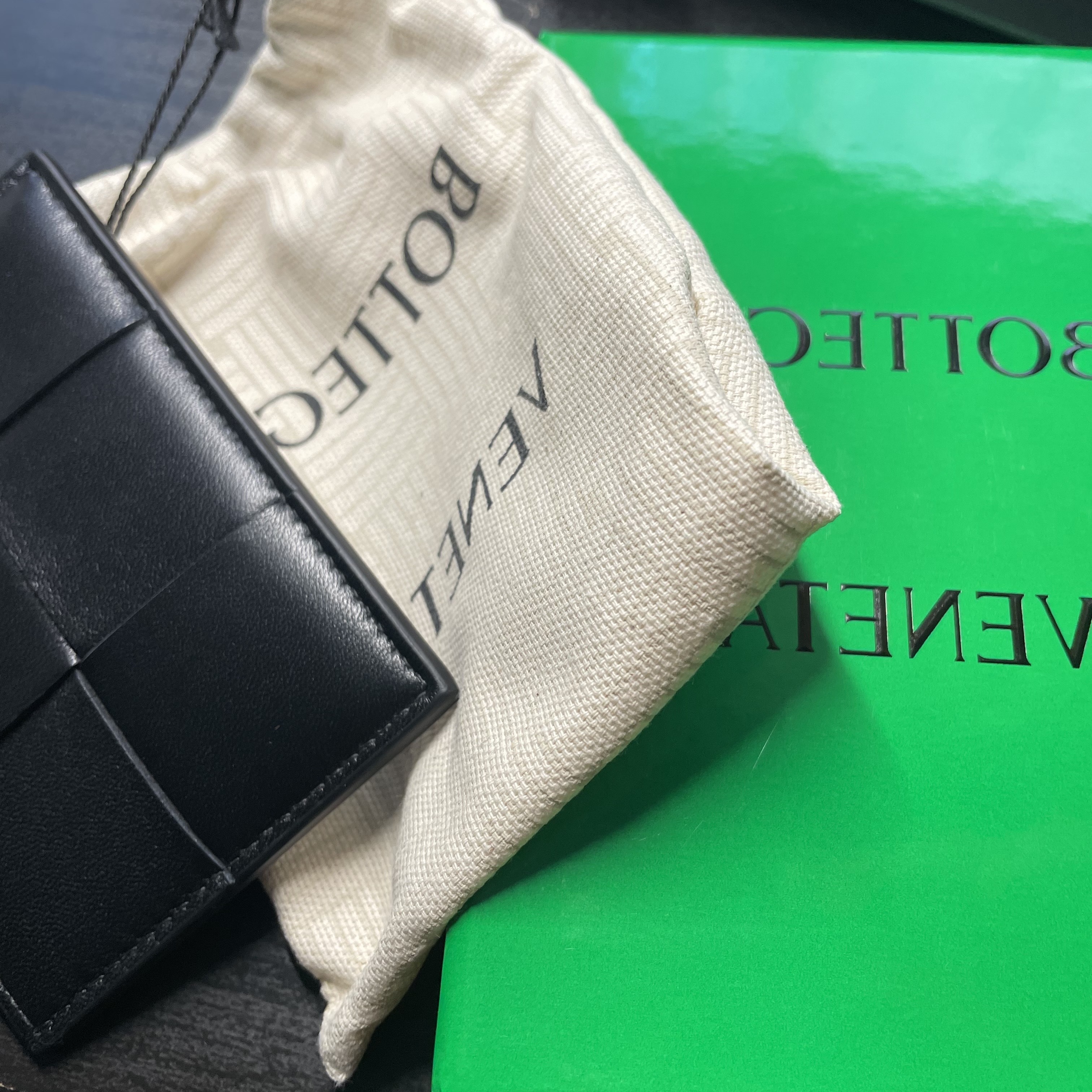Bottega Veneta Credit Card Case Lambskin & Calfskin Black 착용 스타일
