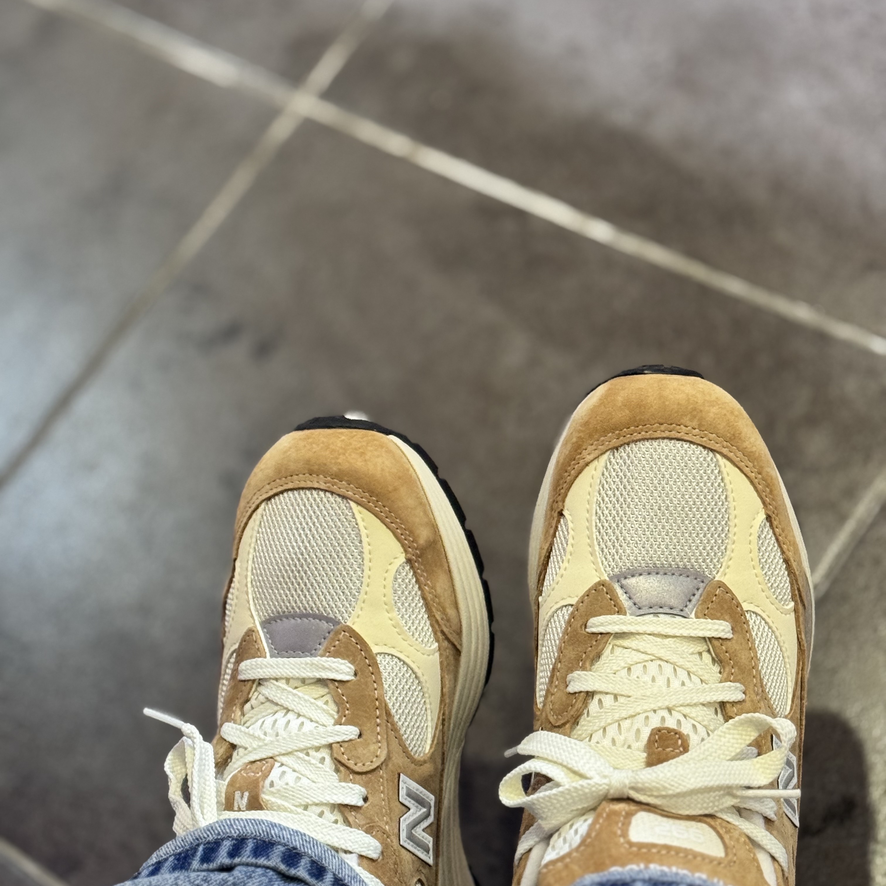 New Balance 992 Made in USA Sweet Caramel Calcium 착용 스타일
