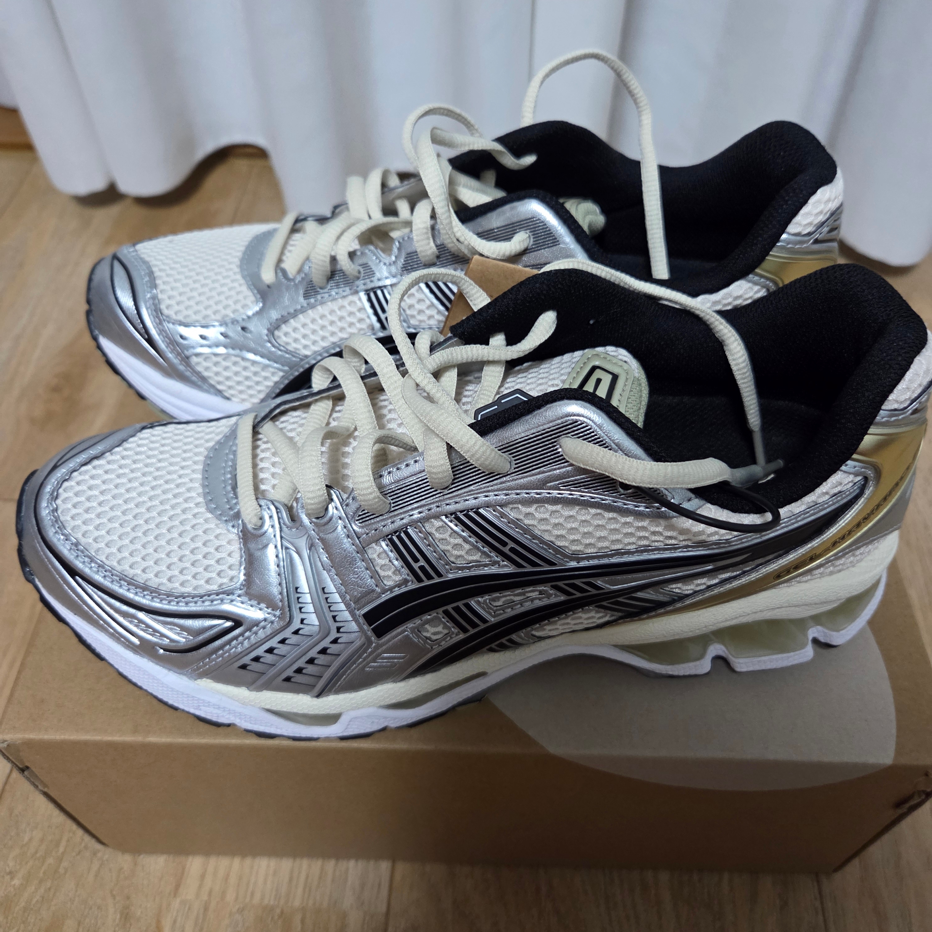 Asics Gel-Kayano 14 Birch Pure Silver 착용 스타일 - 2