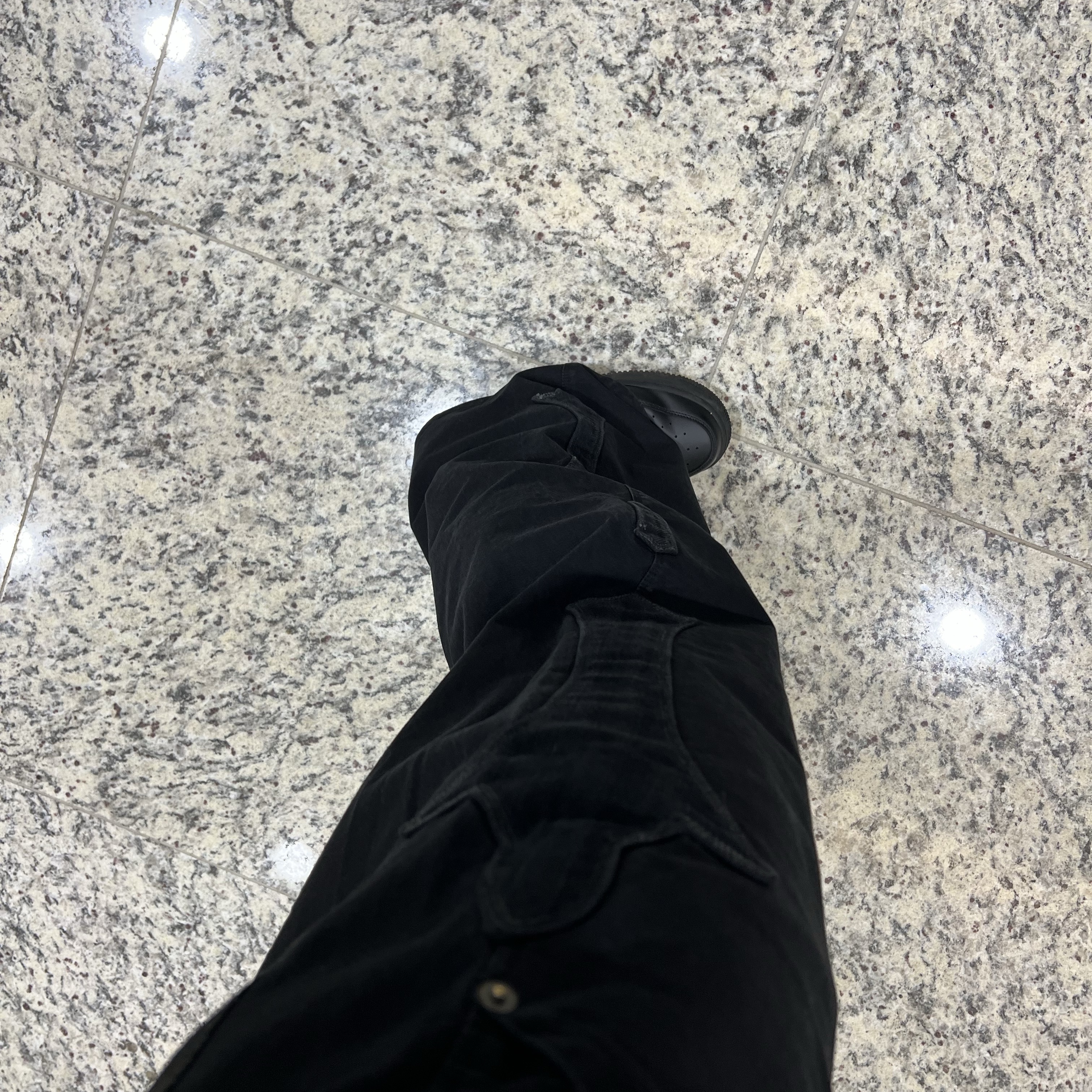 Polyteru 1011 Fleur Patched Pants Washed Black 착용 스타일