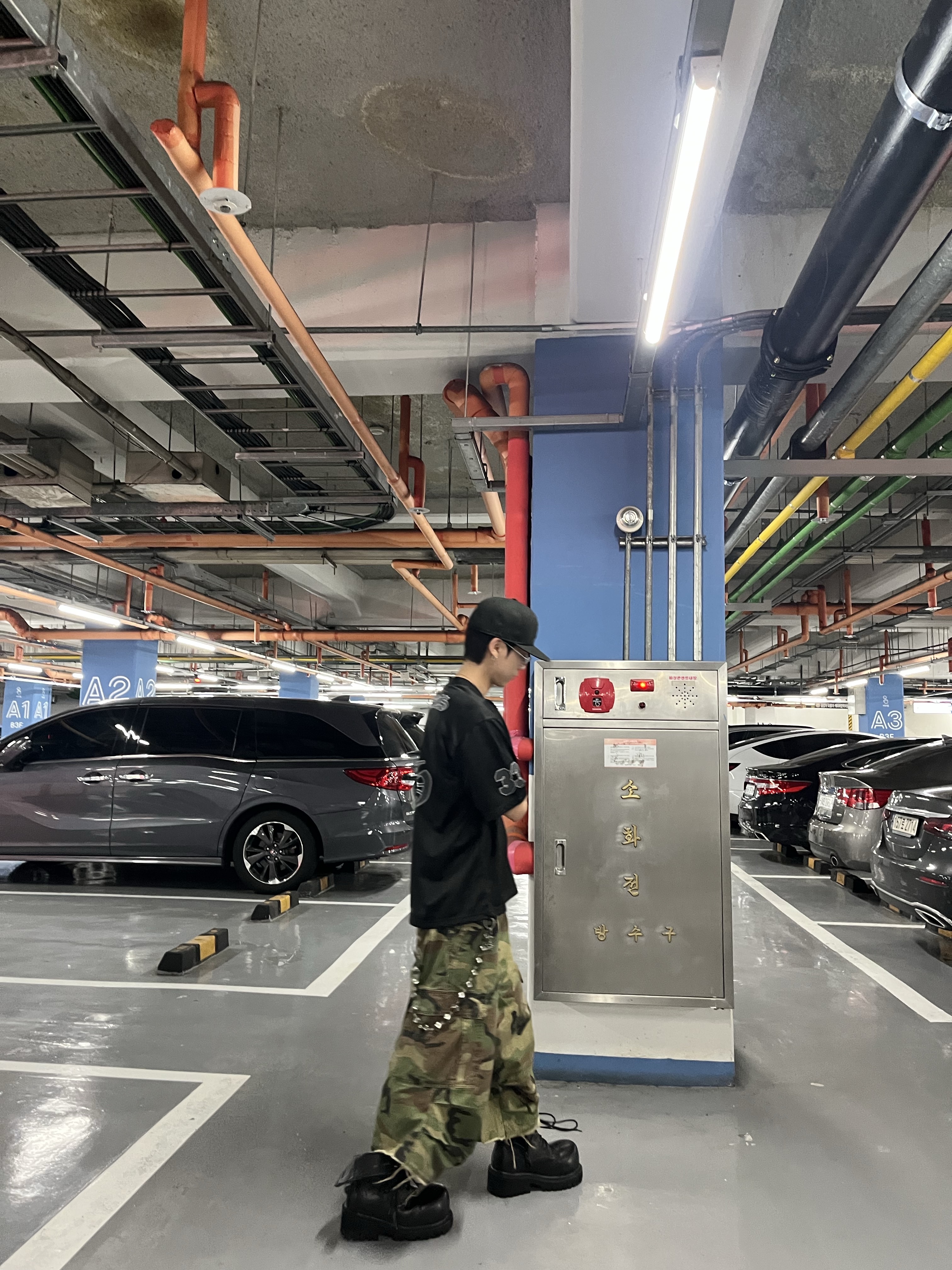 NOD Stone Washed Cargo Shorts Camo, Chrome Hearts Mesh Stadium Jersey Black 착용 스타일 - 4