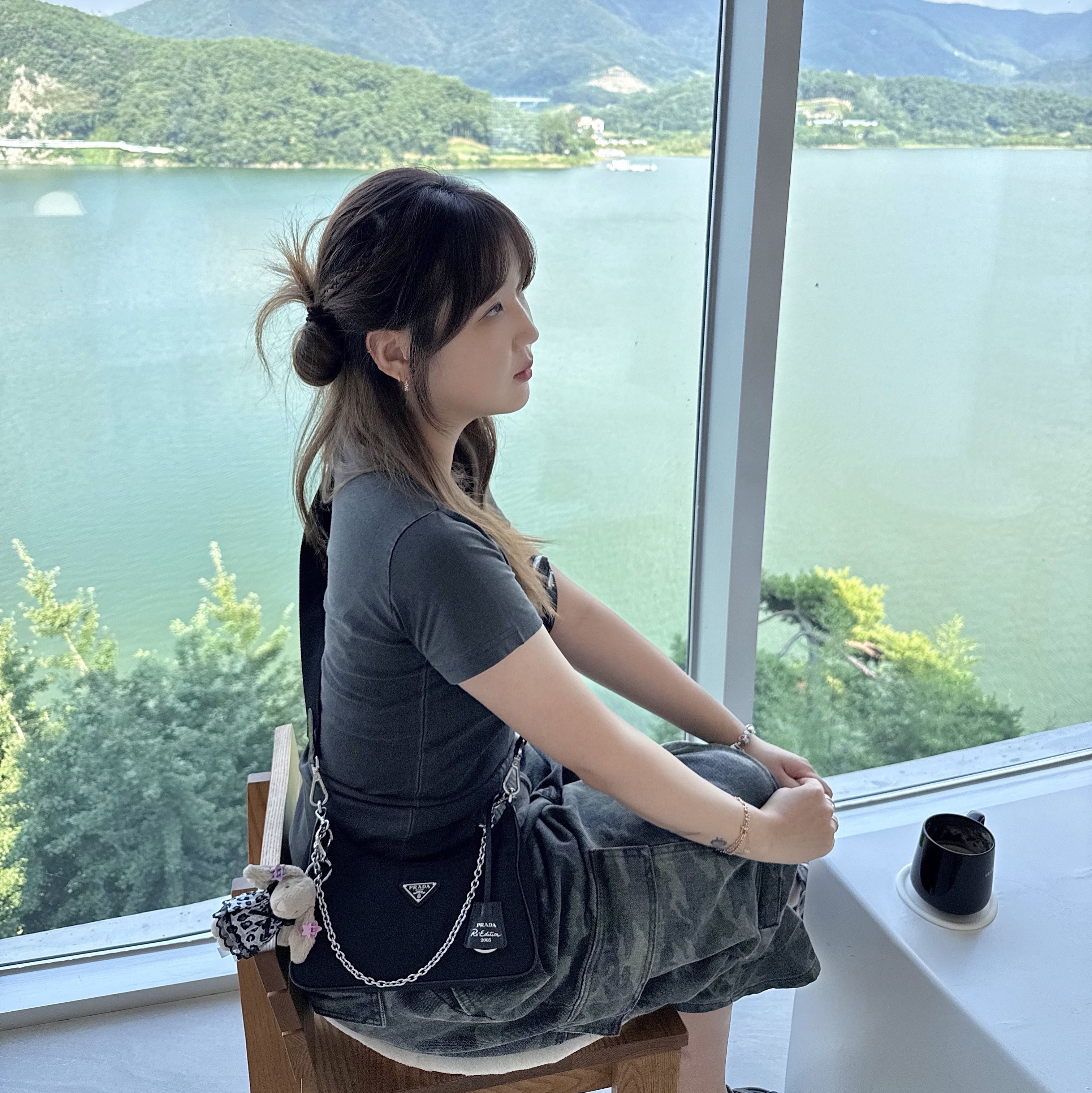 Jellycat Bashful Bunny Bag Charm Beige, Prada Re-Edition 2005 Re-Nylon Shoulder Bag Black 착용 스타일 - 4