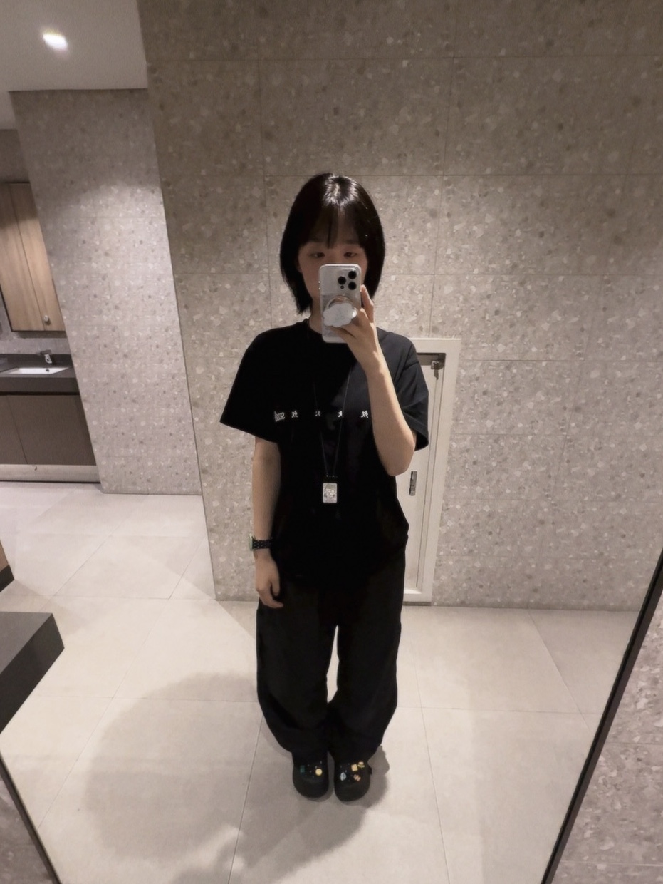 Sansan Gear Chan T-Shirt Black 착용 스타일