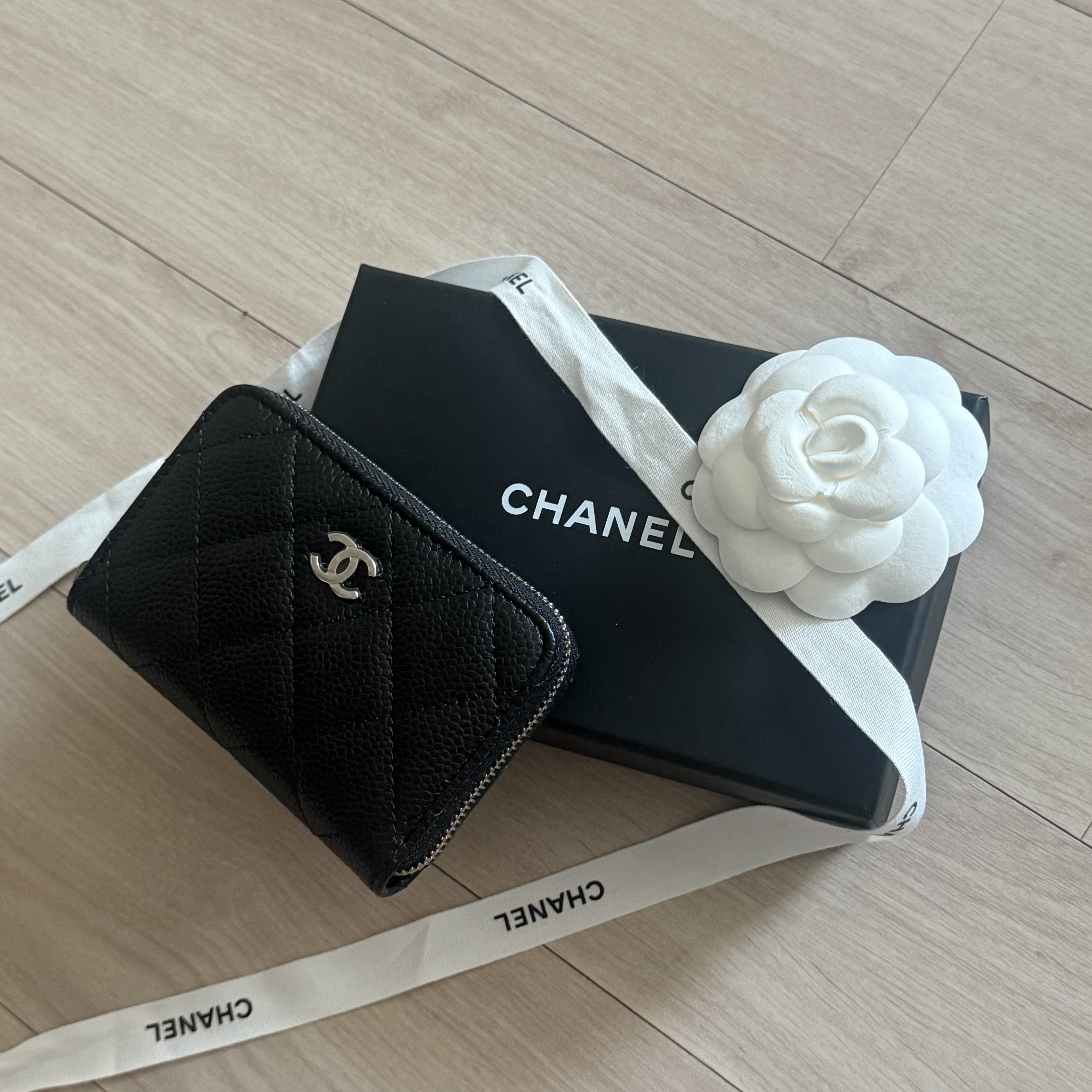 Chanel Classic Zipped Coin Purse Grained Calfskin & Silver Black 착용 스타일