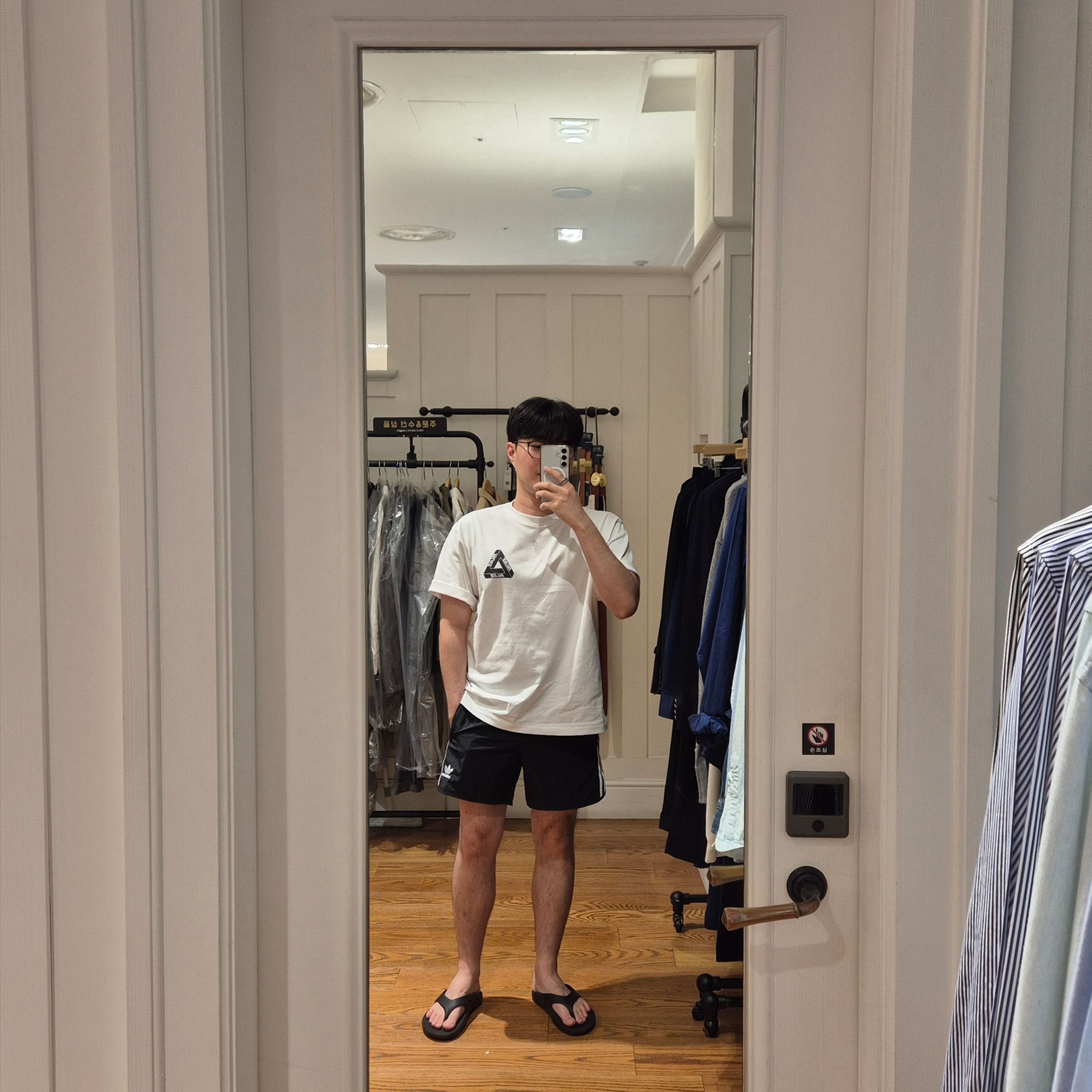 Palace Tri-Vex T-Shirt White Pink - 25SS, Adidas Adicolor Classic Sprinter Shorts Black - KR Sizing 착용 스타일 - 2