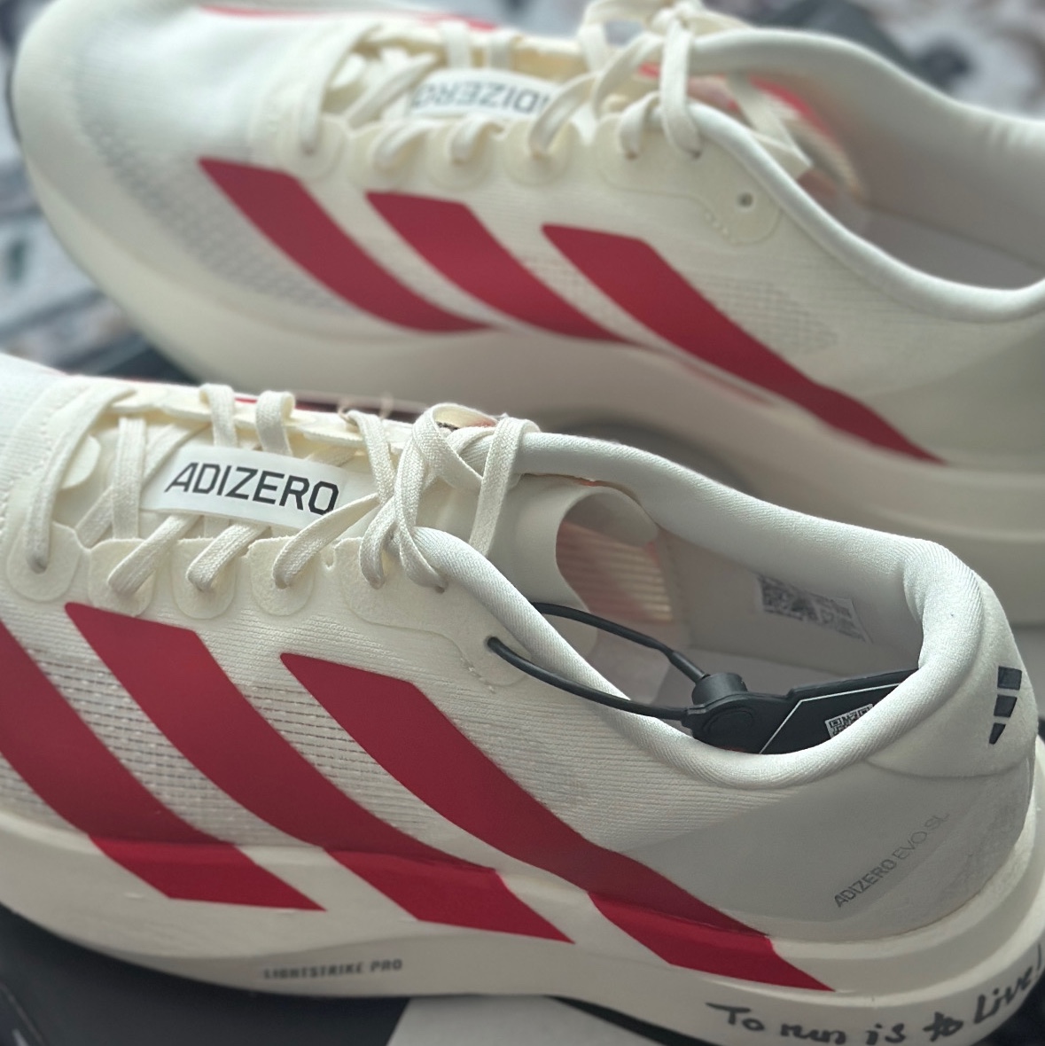 Adidas Adizero EVO SL Off White Better Scarlet 착용 스타일