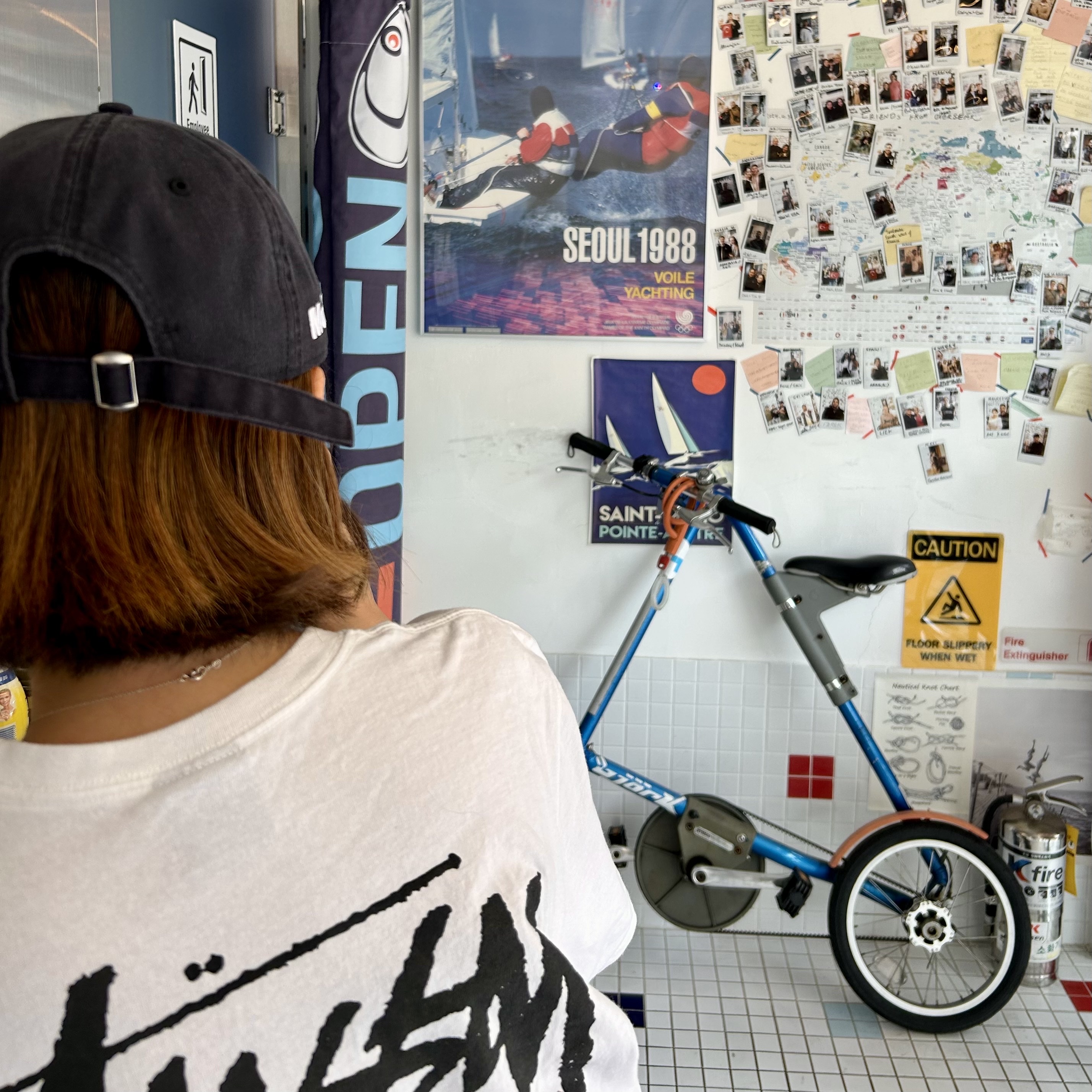 New Era x MoMA New York Yankees Cap Navy, Stussy Diced Out T-Shirt White 착용 스타일 - 3