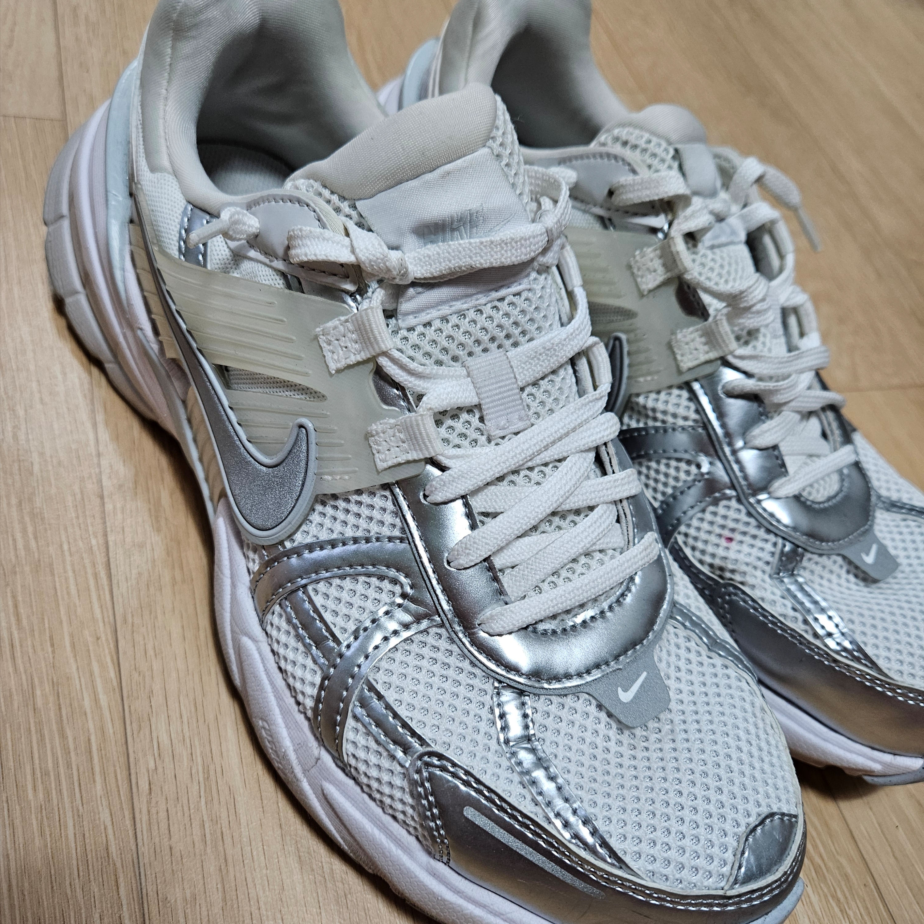 Nike V2K Run Metallic Silver White 착용 스타일