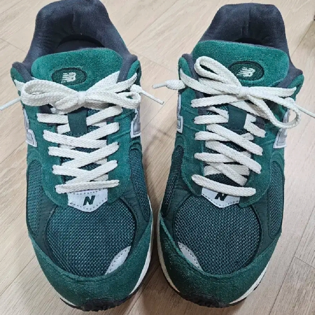 New Balance 2002R Nightwatch Green 착용 스타일