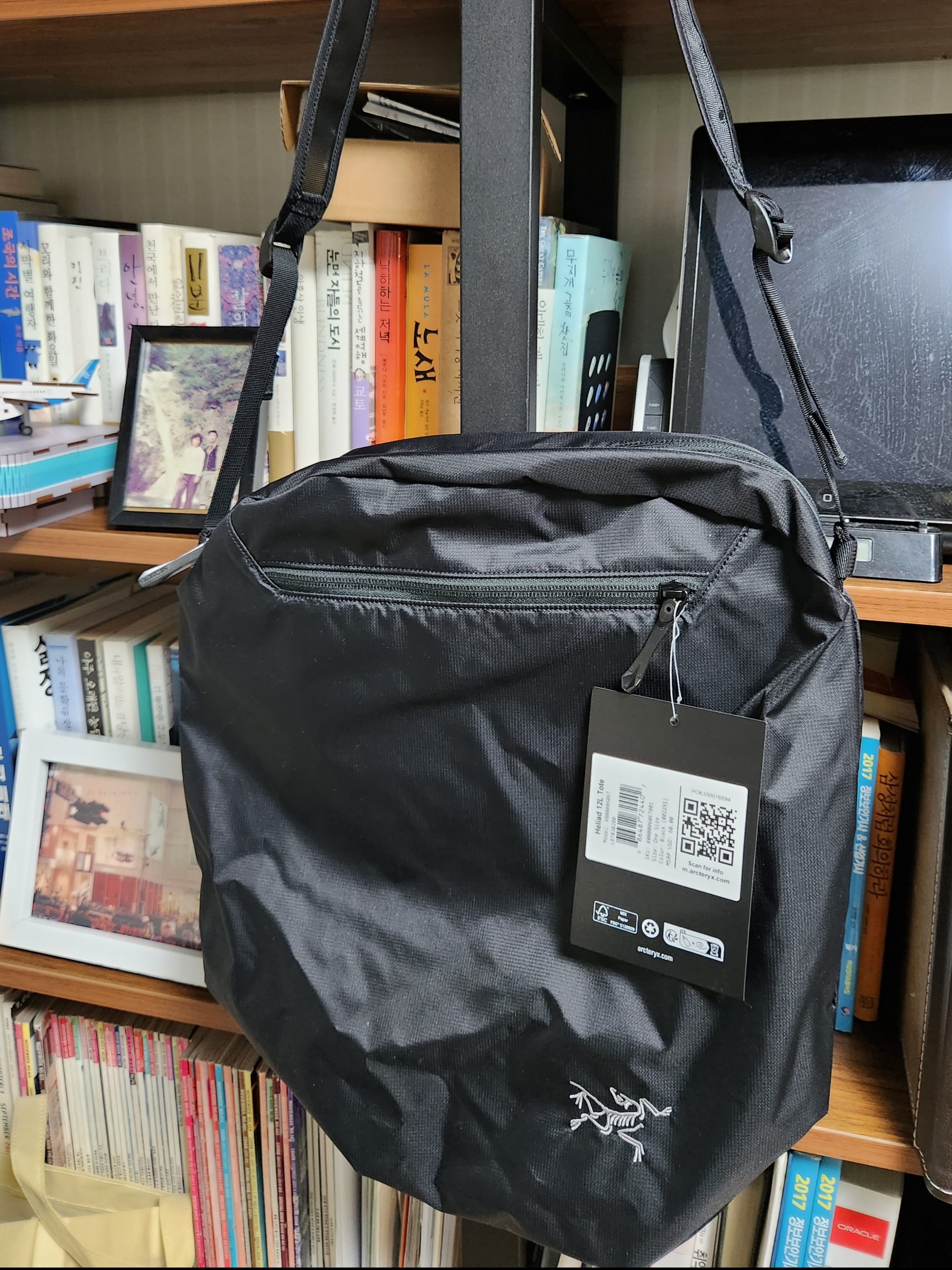 Arc'teryx Heliad 12 Tote Black 착용 스타일