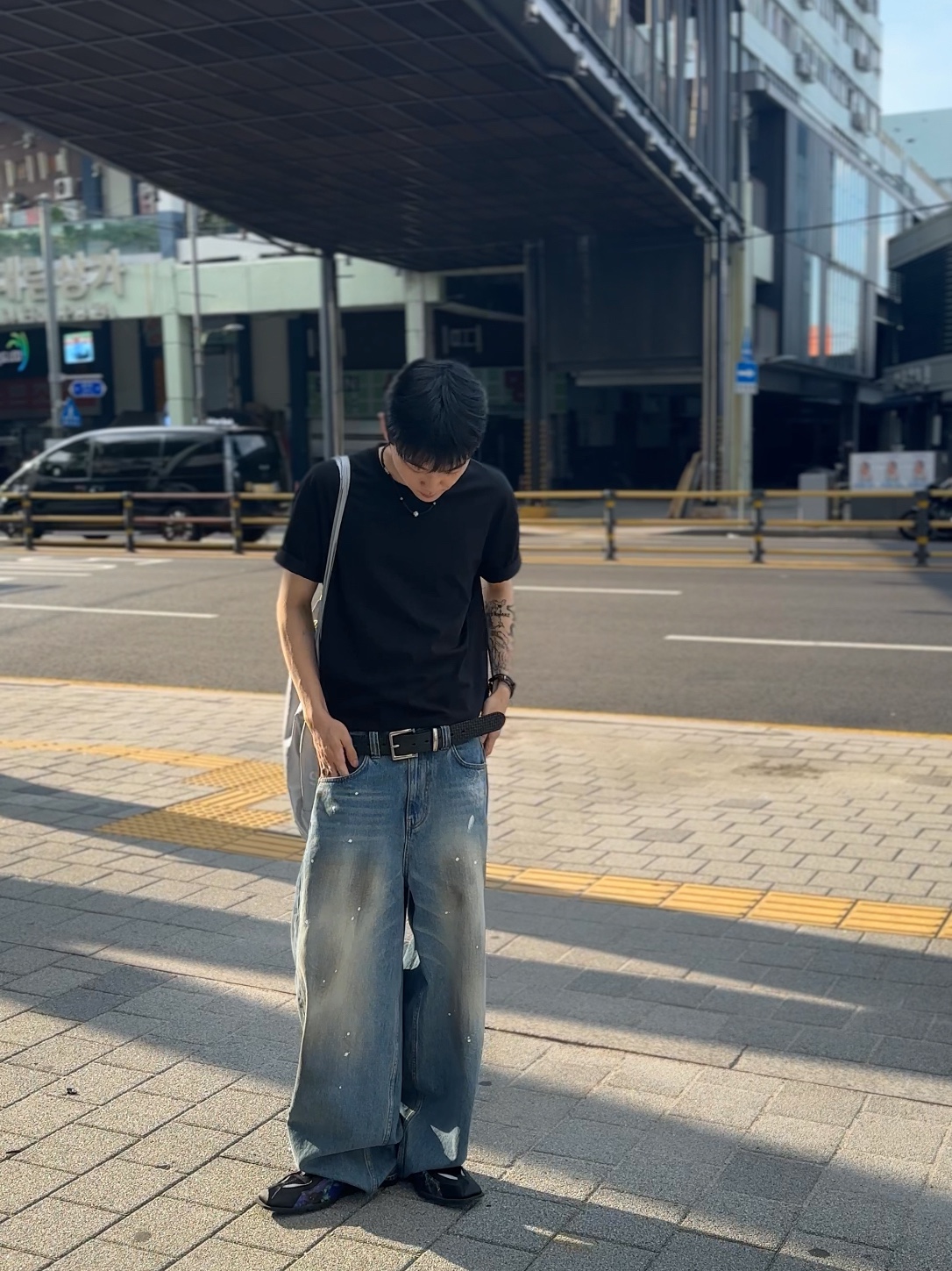 noun Wide Curved Denim Pants Painting Blue, Nike x Martine Rose Shox MR4 Black Multi 착용 스타일 - 2