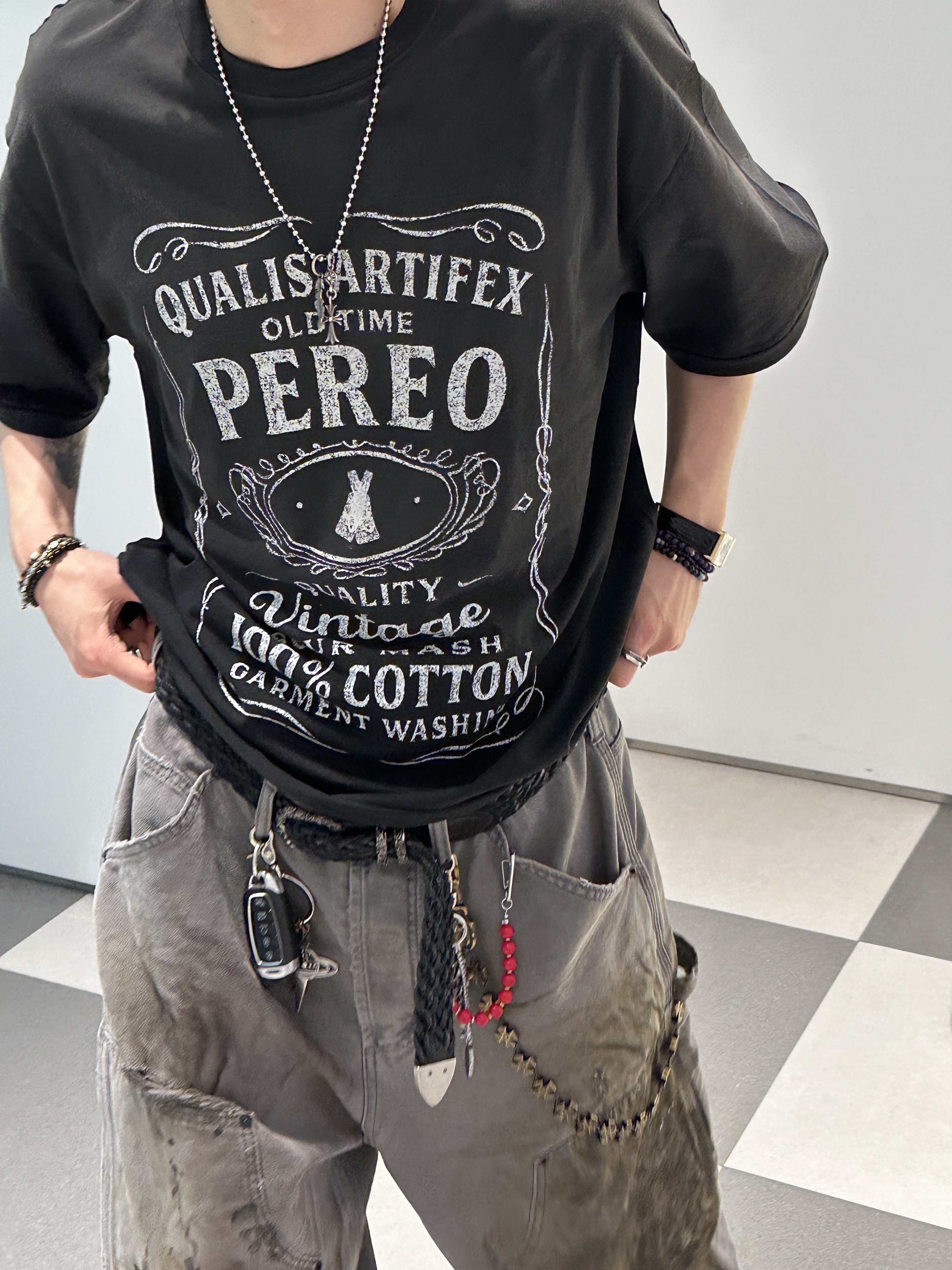 Farfromwhat Far F Beads Keyring Red, Farfromwhat Far Weaving Belt Black 착용 스타일 - 2
