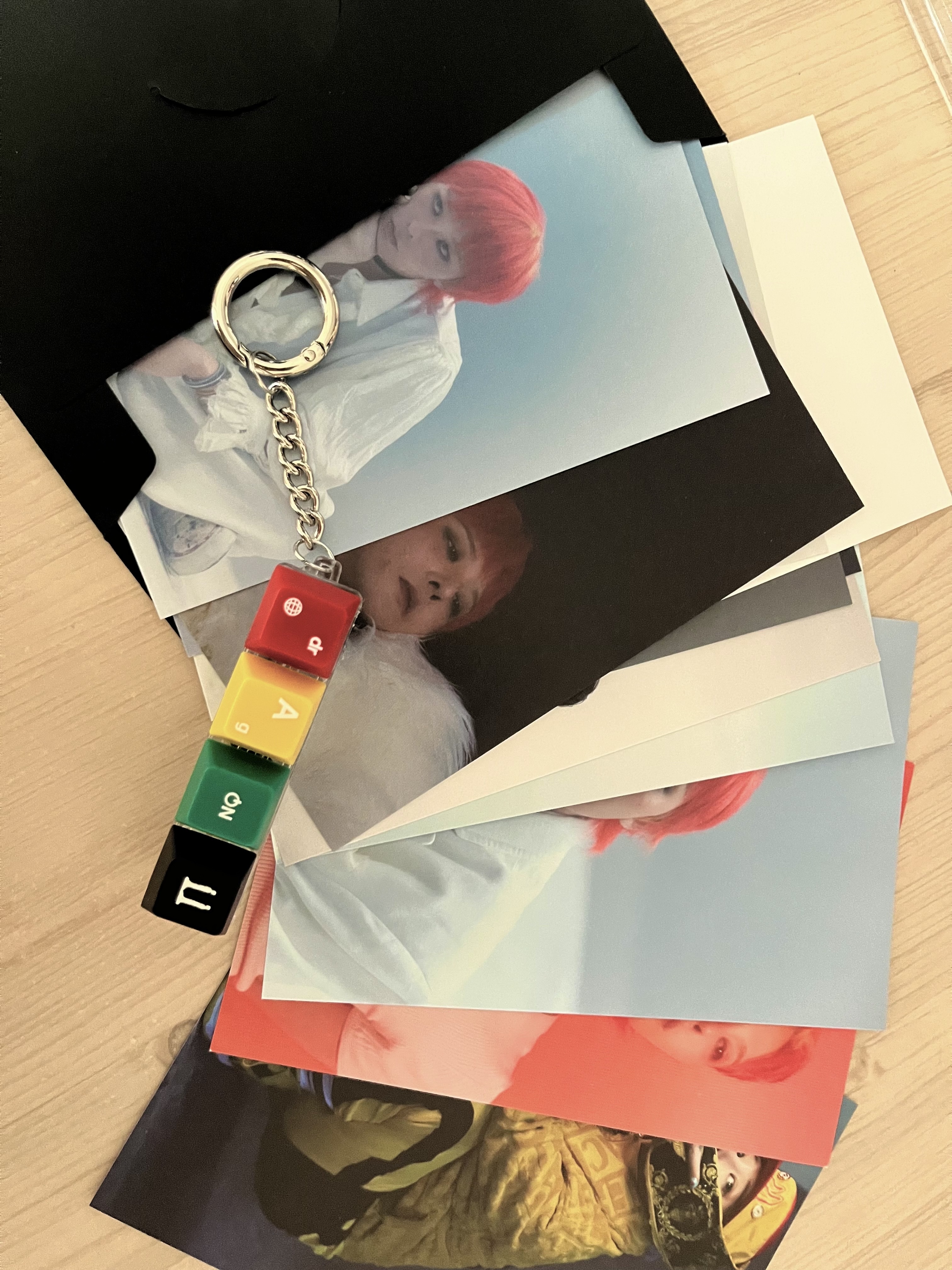 G-DRAGON Ubermensch Postcard Set (12ea), G-DRAGON Ubermensch Keycap Keyring 착용 스타일 - 1