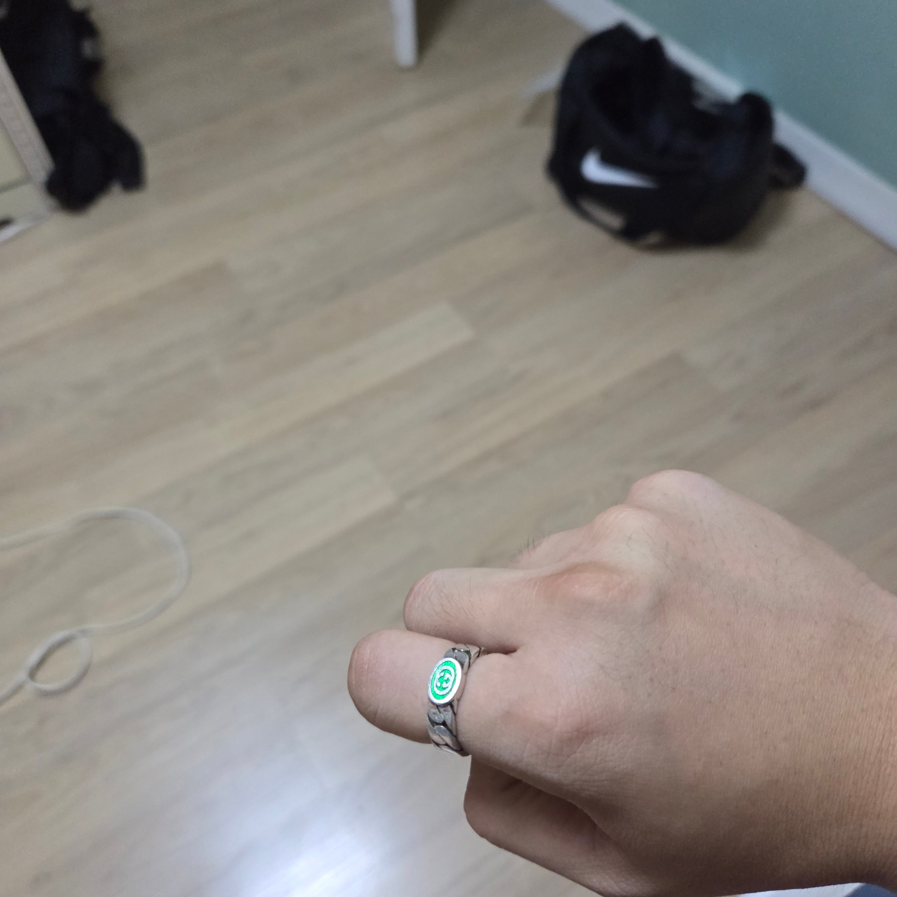 Gucci Interlocking G Enamel Ring Silver 착용 스타일