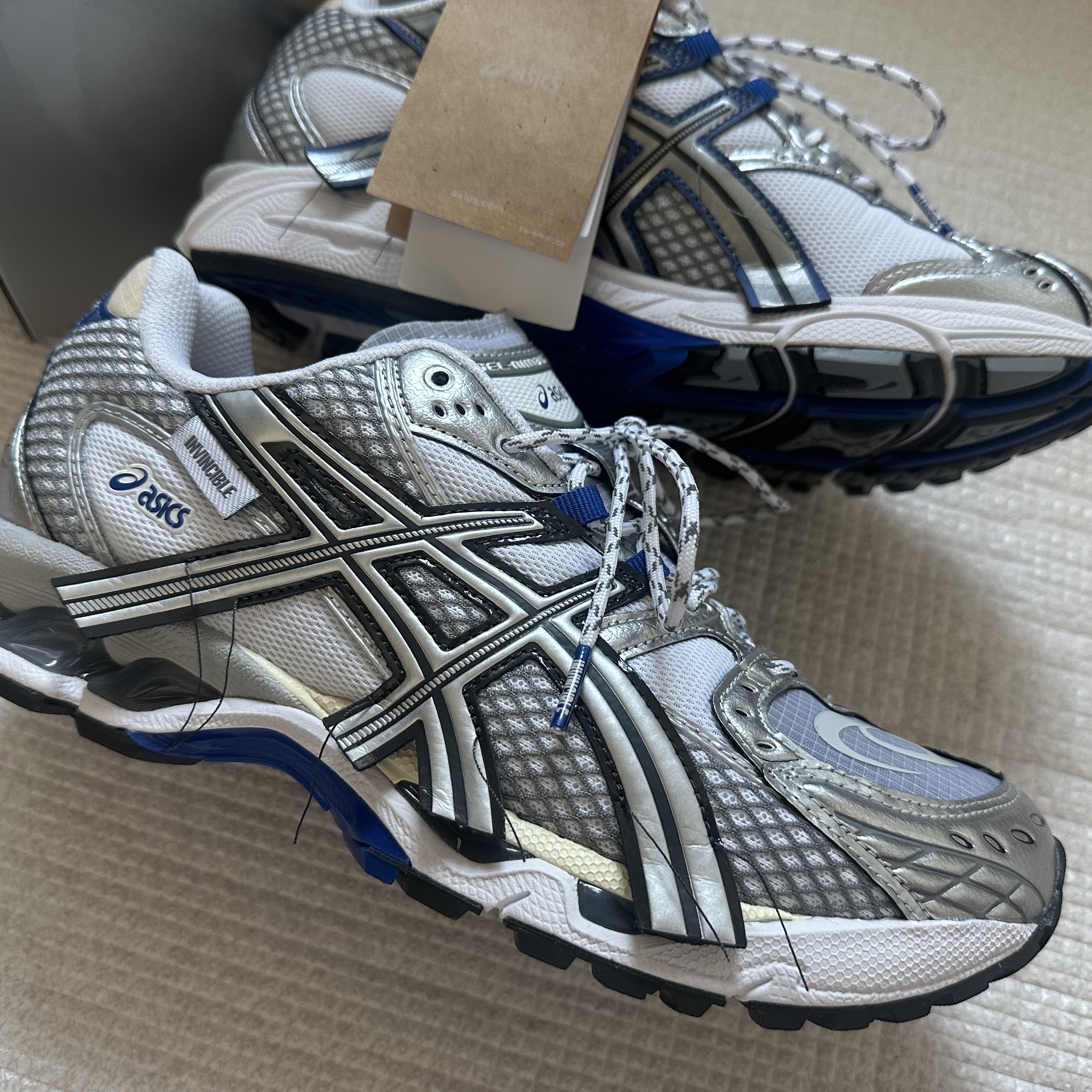 Asics x Invincible Gel-Nimbus 10.1 HTTP 404 Cream Metallic Silver Blue 착용 스타일 - 1