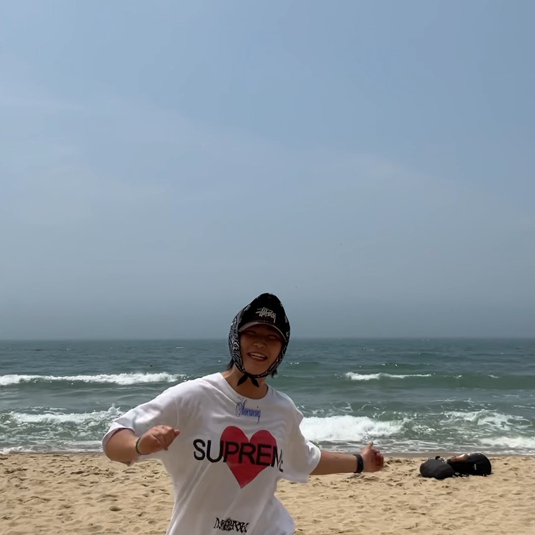 Supreme Announcing T-Shirt White - 25SS 착용 스타일 - 9