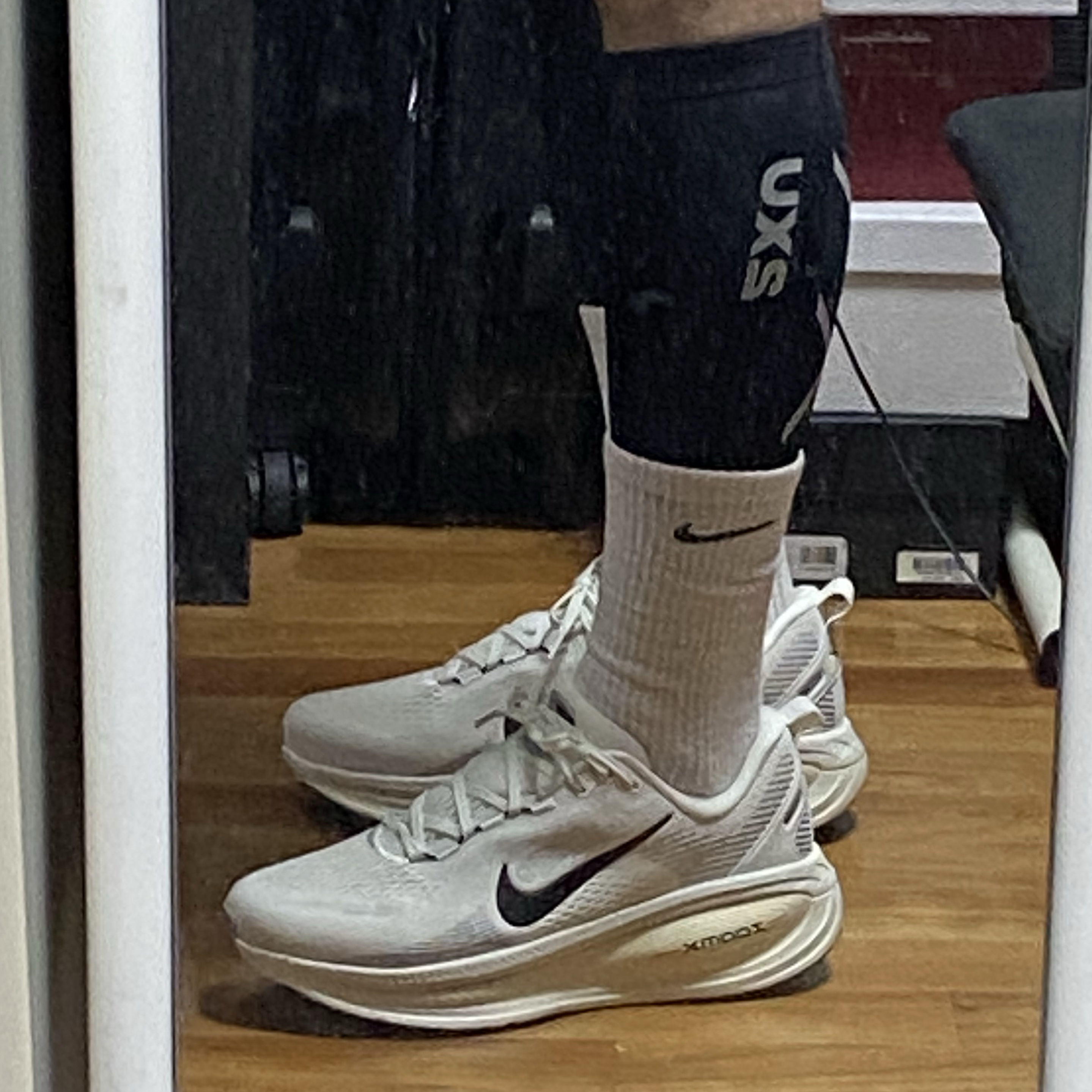 Nike Vomero 18 Summit White Coconut Milk 착용 스타일 - 2