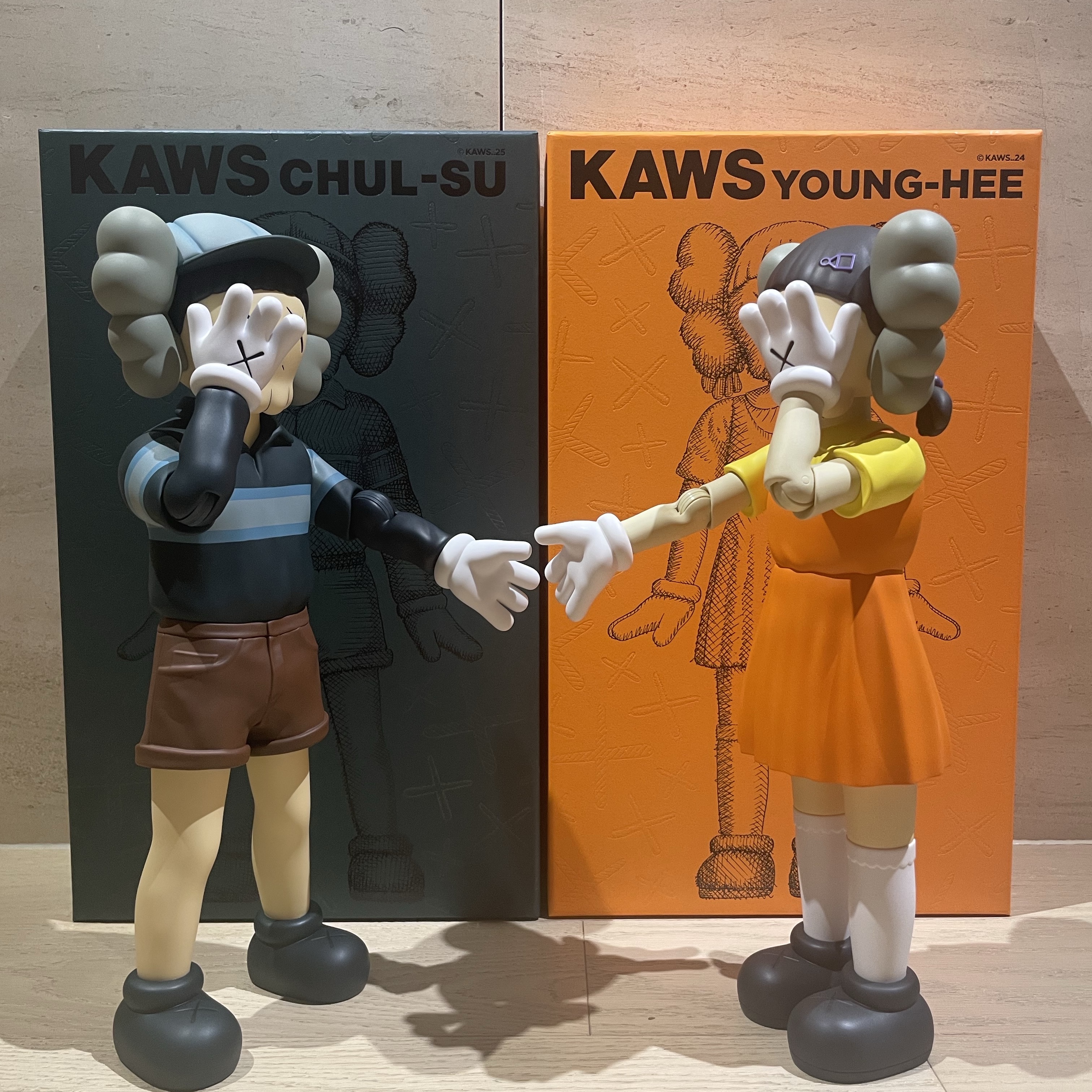 カウズ x イカゲーム チョルス Chul-Su Figure Colored KAWS Chul-Su