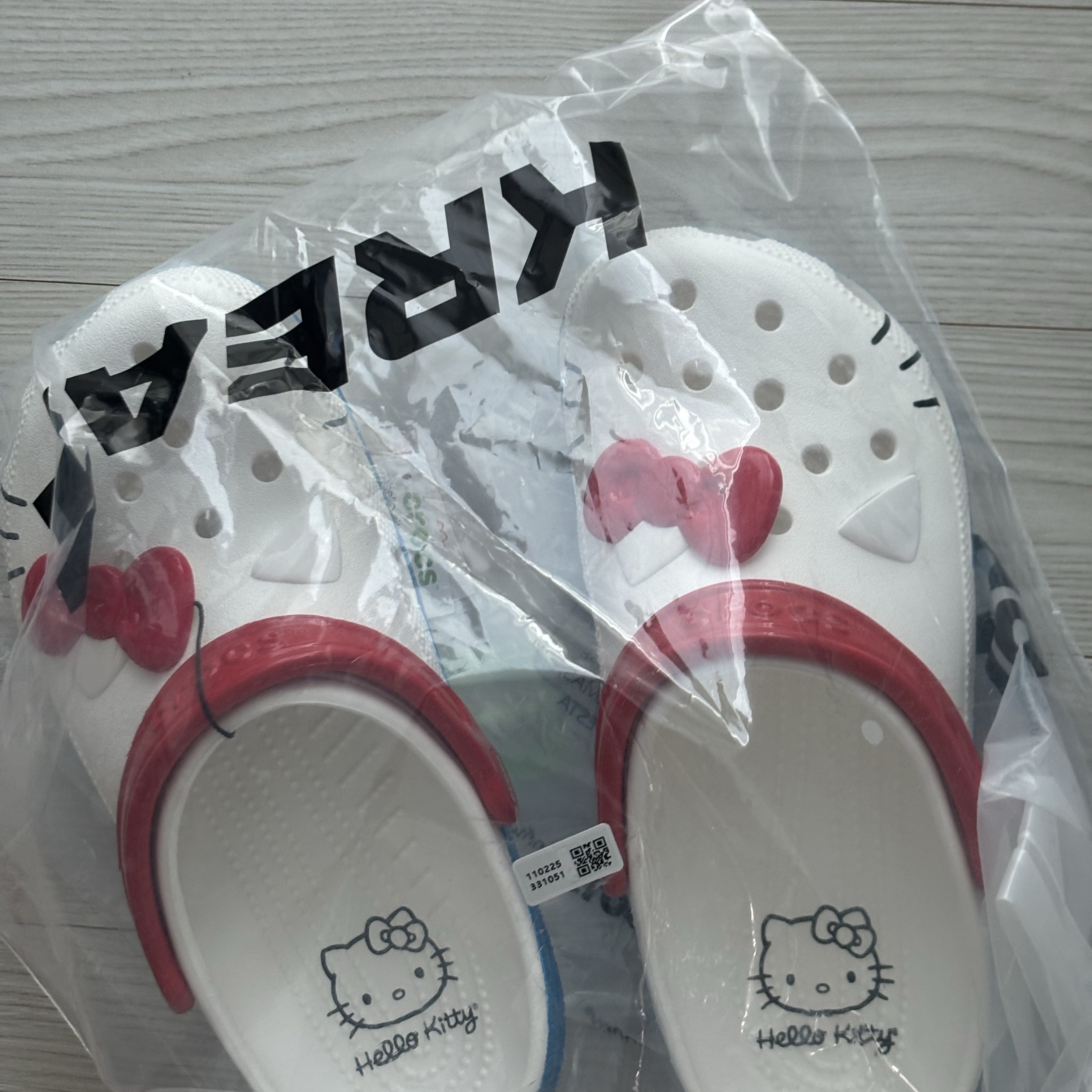 (W) Crocs x Hello Kitty Classic Clog White 착용 스타일