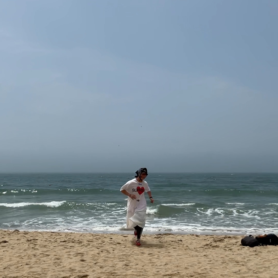 Supreme Announcing T-Shirt White - 25SS 착용 스타일 - 3