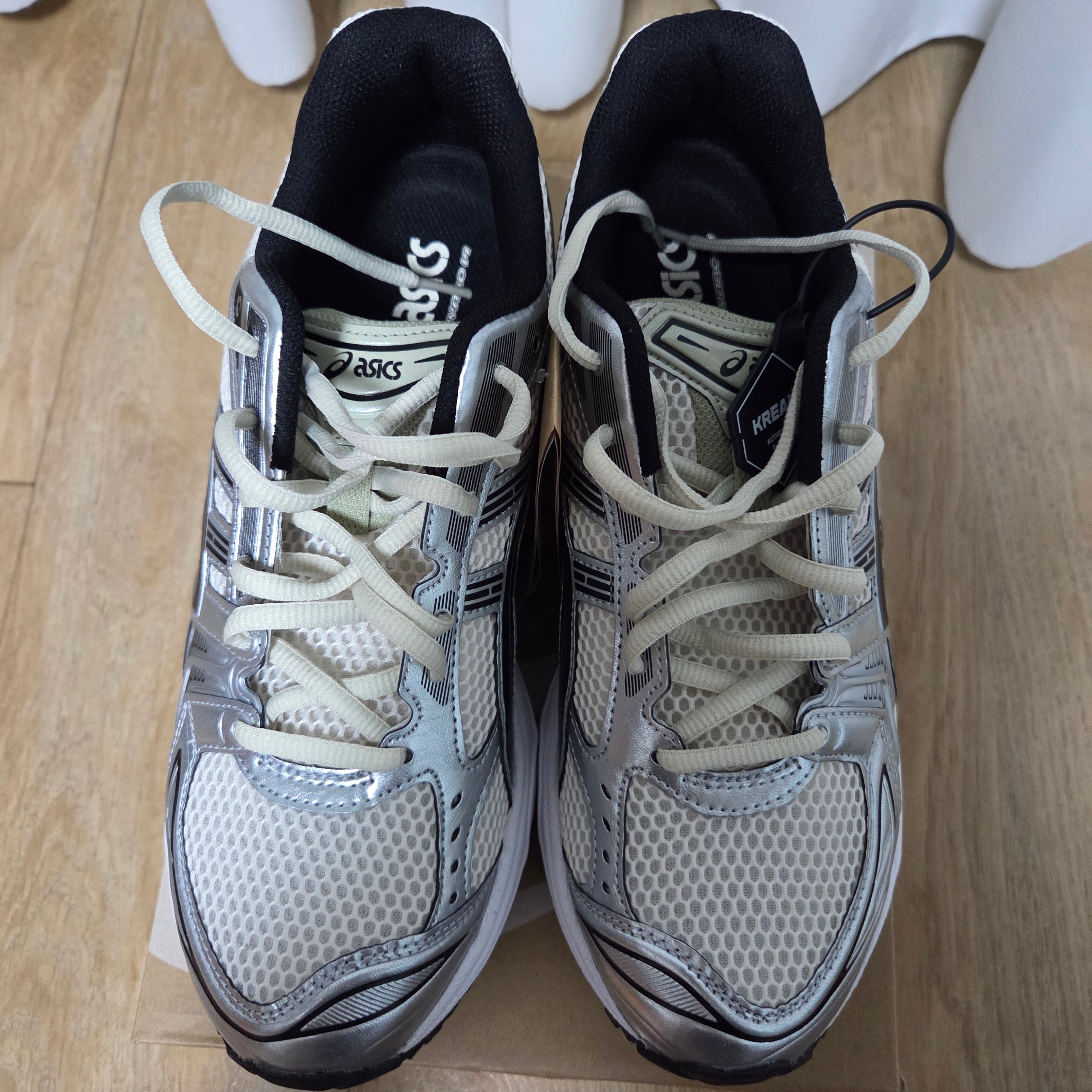 Asics Gel-Kayano 14 Birch Pure Silver 착용 스타일 - 1