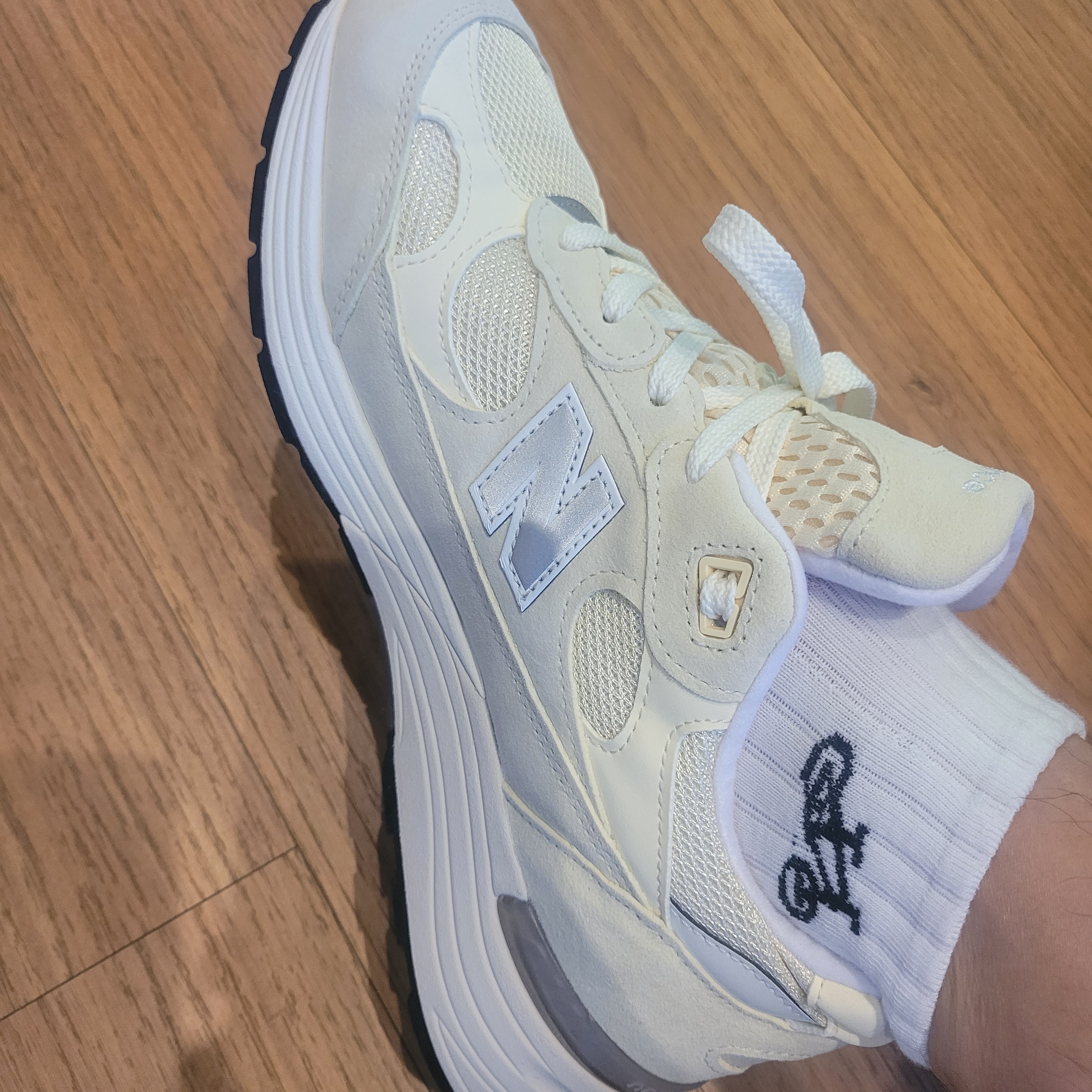 New Balance 992 Made in USA Calcium Raw Cashew 착용 스타일 - 3
