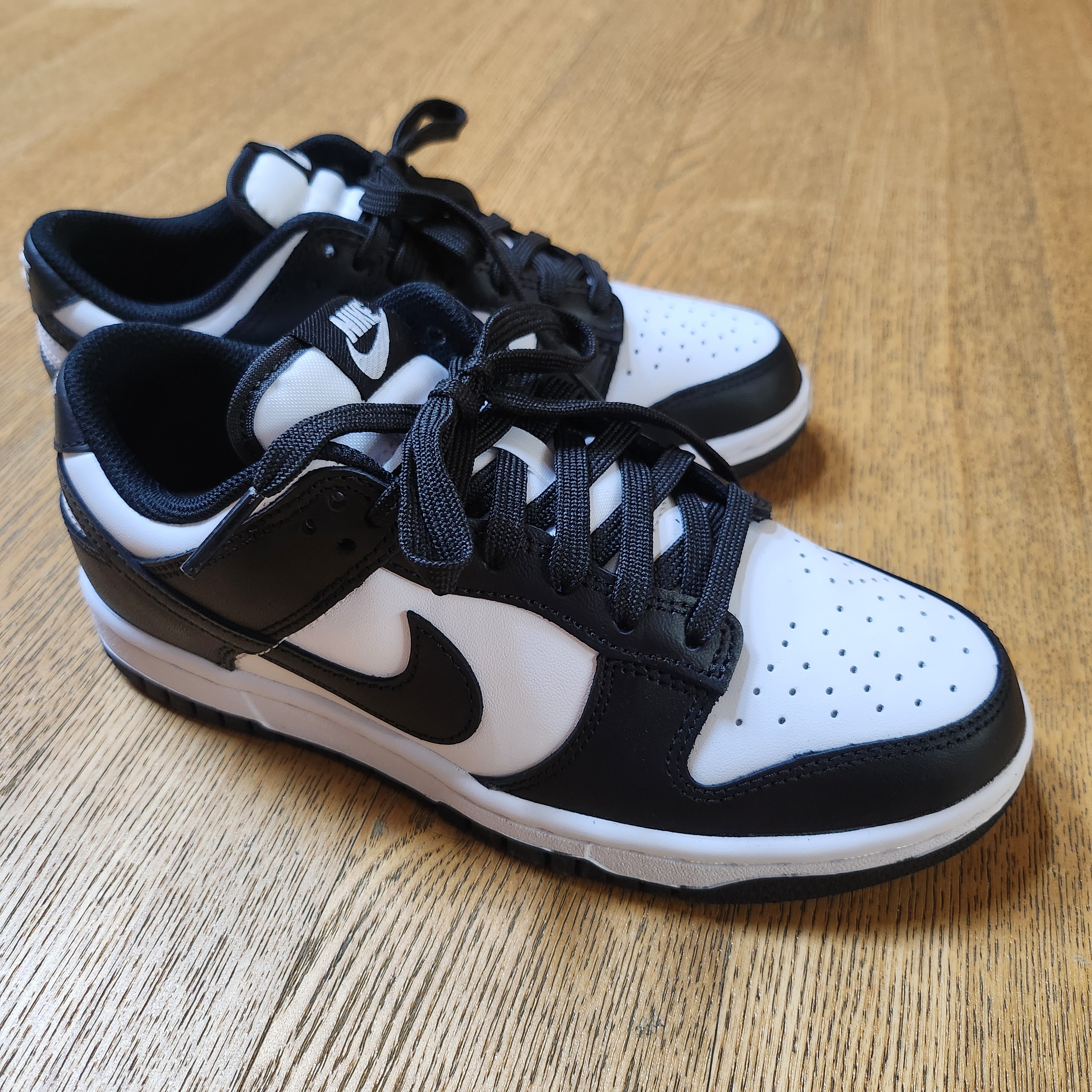 (W) Nike Dunk Low Black 착용 스타일 - 1