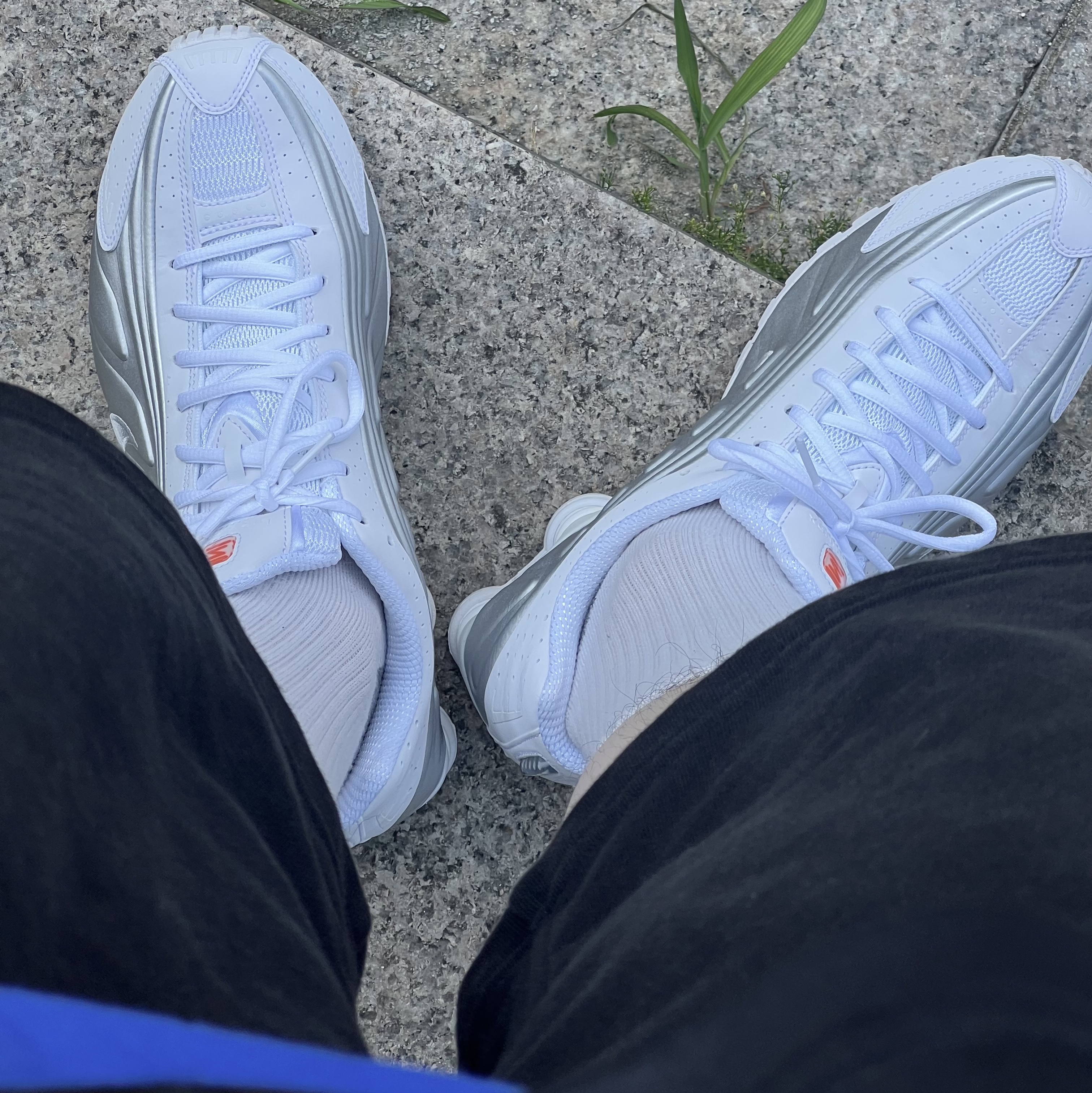 Nike Shox R4 White Bright Crimson 착용 스타일