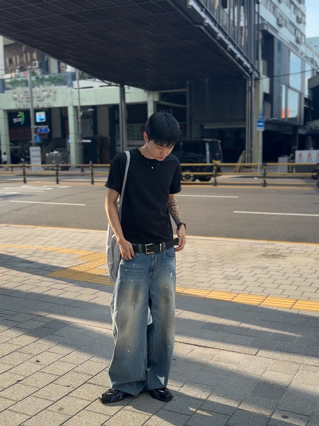 noun Wide Curved Denim Pants Painting Blue, Nike x Martine Rose Shox MR4 Black Multi 착용 스타일 - 1