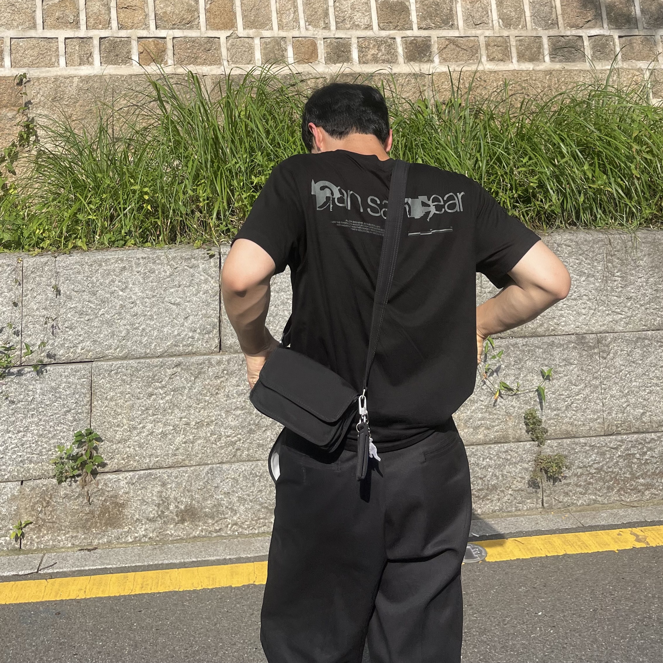Sansan Gear Logo T-Shirt Black - 25SS, Dickies Loose Fit 13 Inch Flat Front Work Shorts Black 착용 스타일