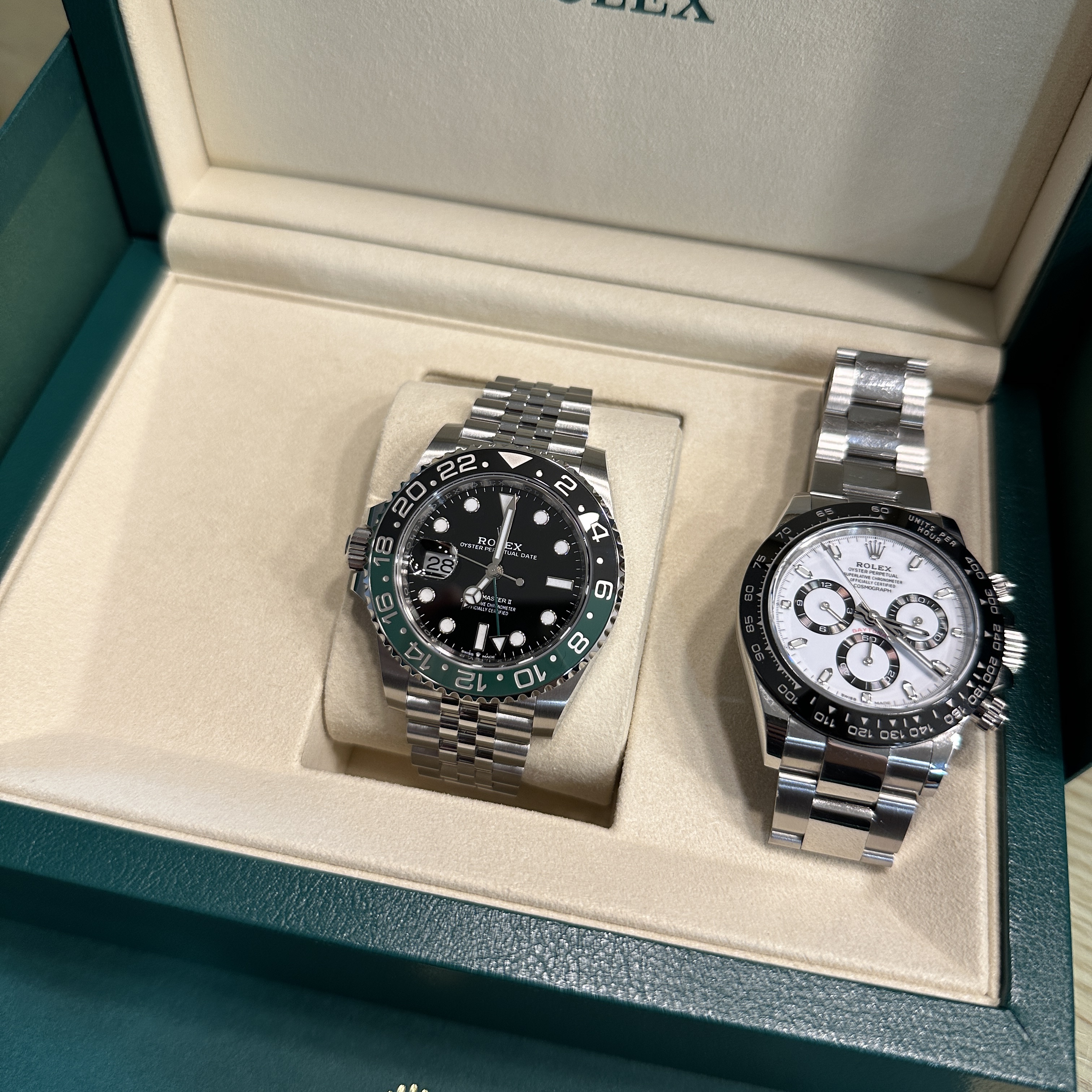 Rolex GMT-Master II 40mm 126720VTNR Black Jubilee, Rolex Cosmograph Daytona 40mm 116500LN White Oyster 착용 스타일 - 2
