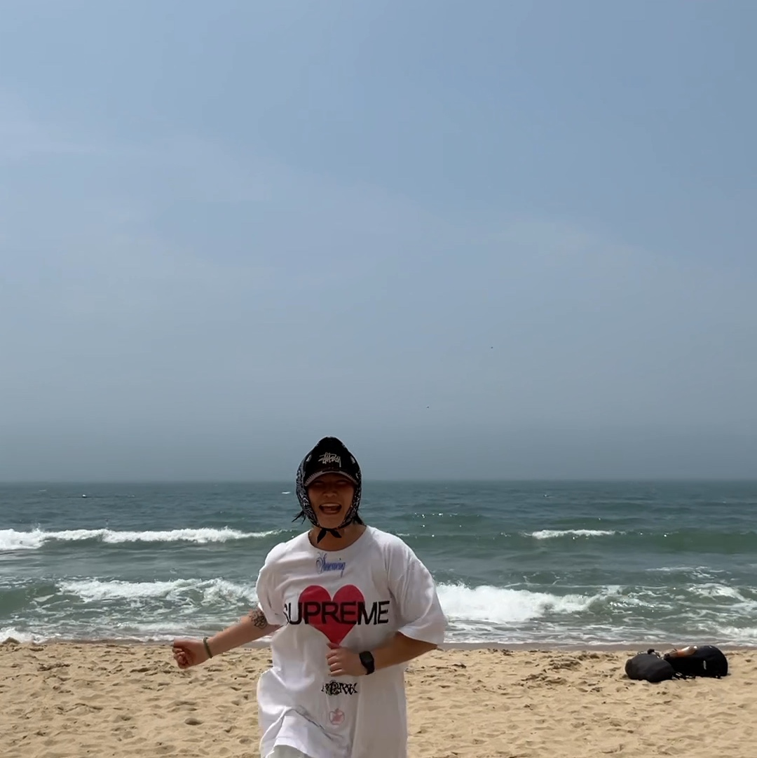 Supreme Announcing T-Shirt White - 25SS 착용 스타일 - 8