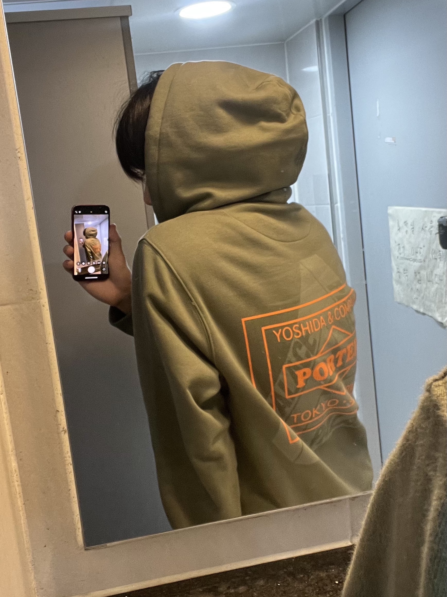Palace x Porter Hoodie Olive - 24FW 착용 스타일 - 1