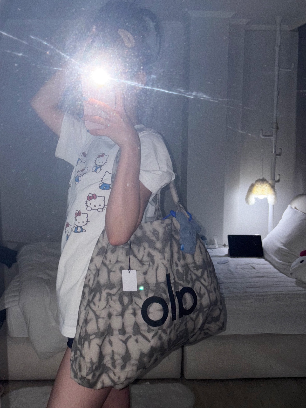 Alo Yoga Iconic Shopper Tote Bag Grey Tiedye 착용 스타일 - 1