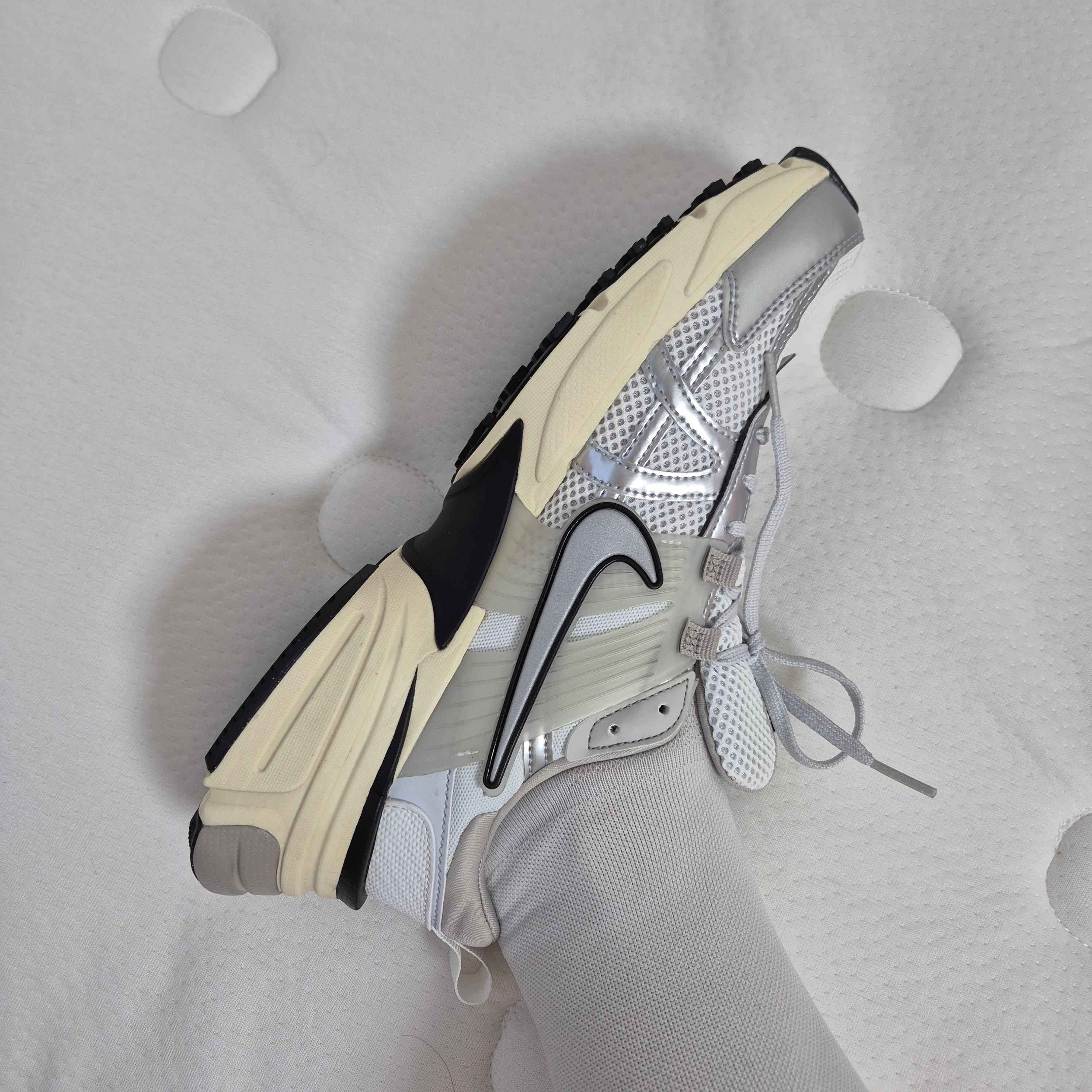 Nike V2K Run Pure Platinum Light Iron Ore 착용 스타일