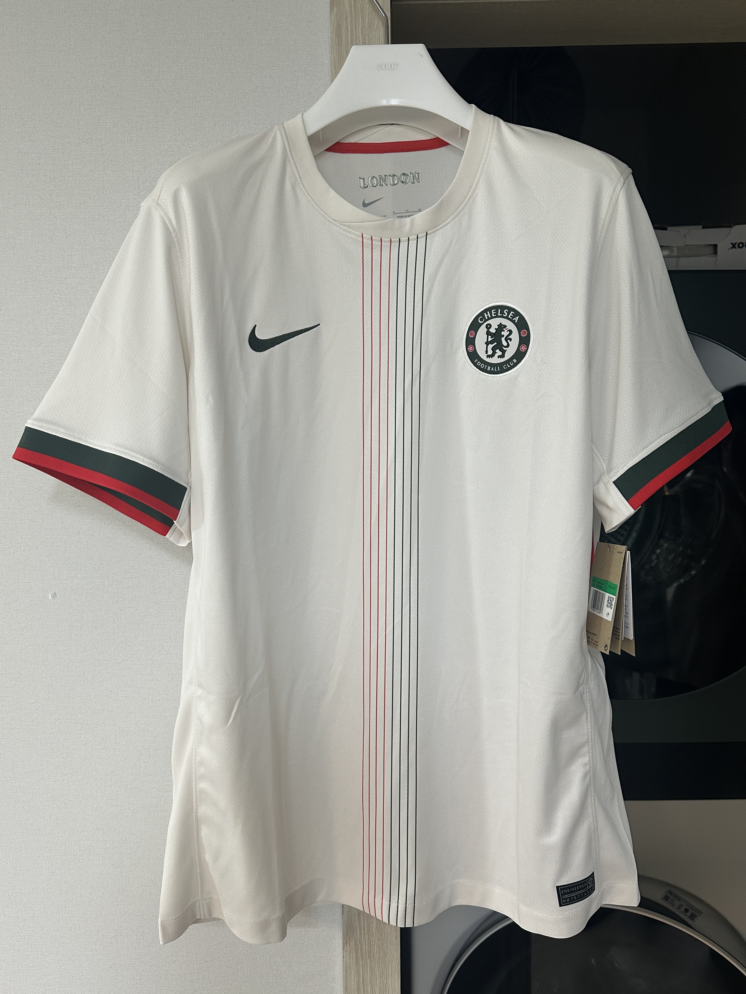 Nike Chelsea FC 2025/26 Stadium Away Dri-FIT Replica Jersey Phantom Speed Red Galactic Jade (Non Marking Ver.) 착용 스타일