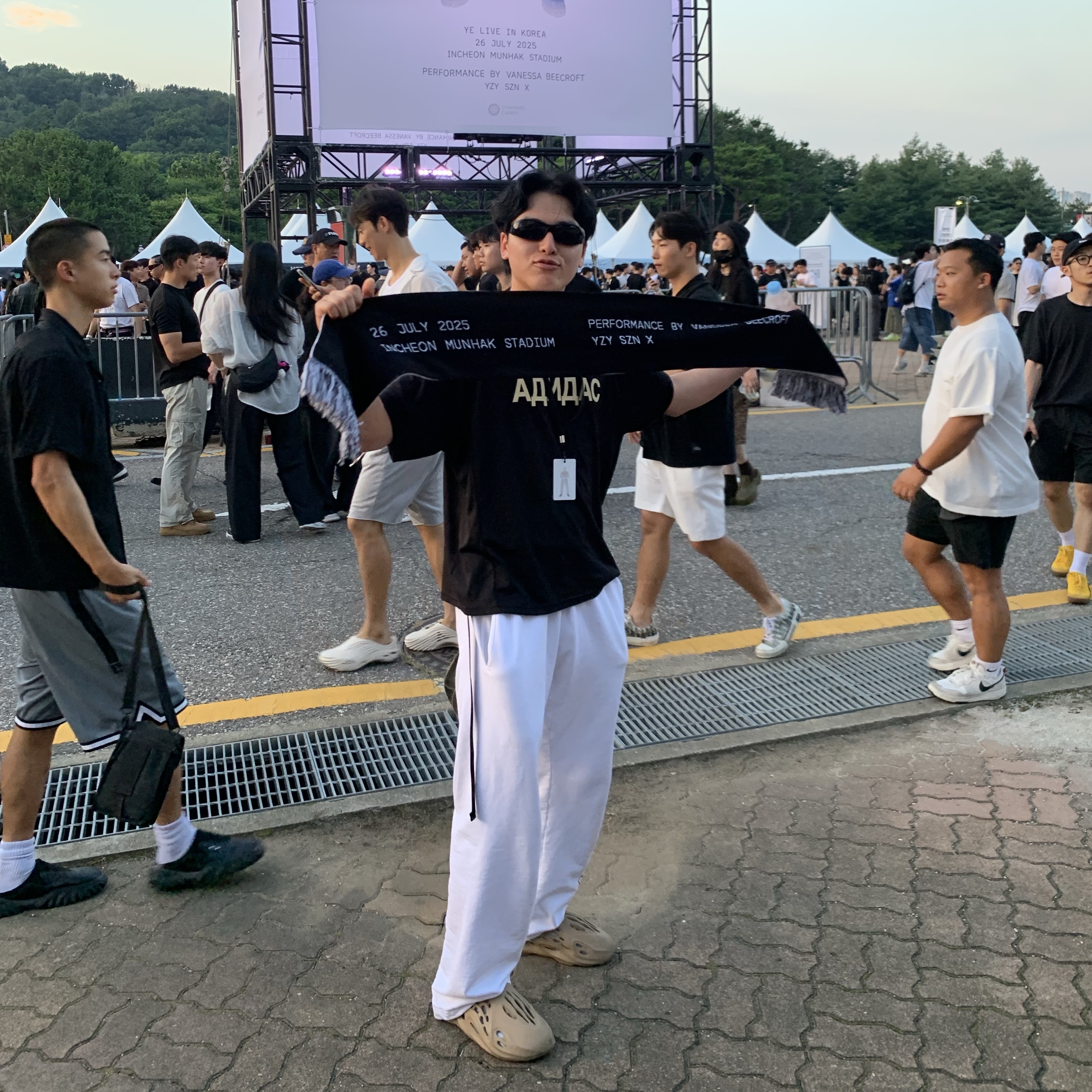 Yeezy x Gosha Rubchinskiy YZY Jersey Black, Yeezy x Gosha Rubchinskiy Tribune Herald SP-01 Pants White 착용 스타일 - 1