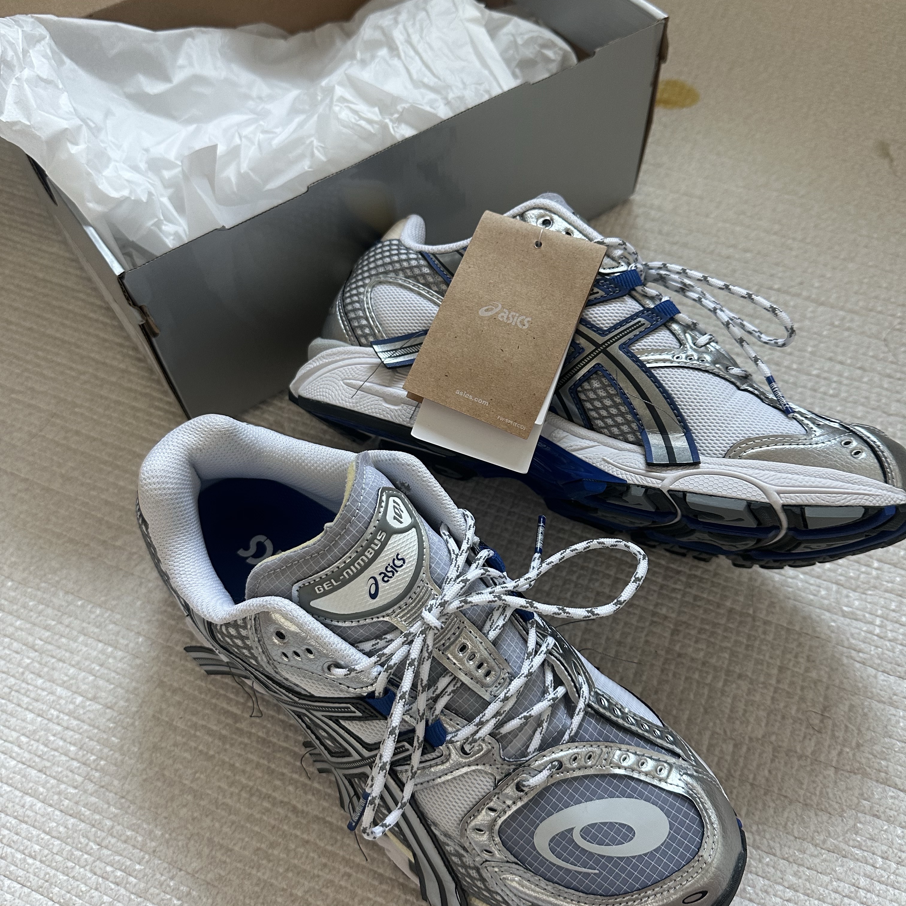 Asics x Invincible Gel-Nimbus 10.1 HTTP 404 Cream Metallic Silver Blue 착용 스타일 - 2